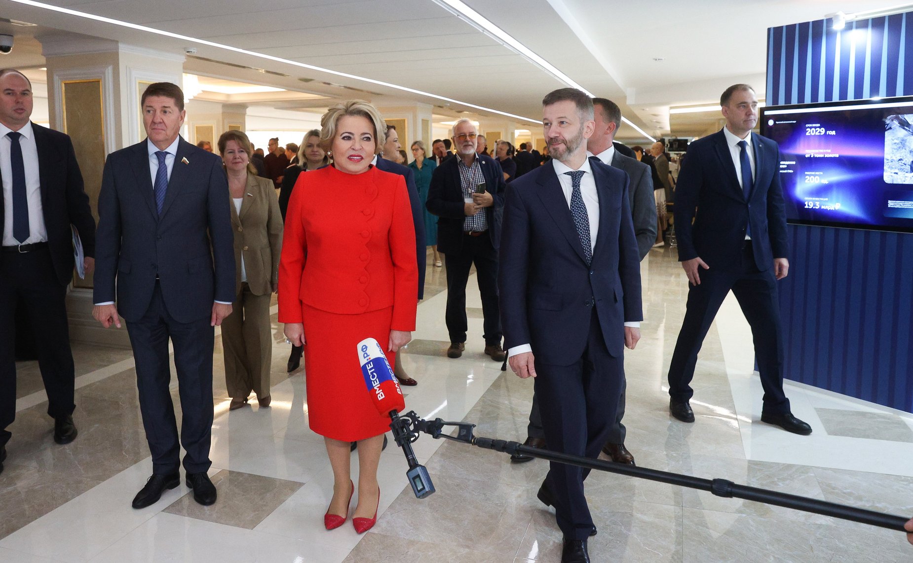 Валентина Матвиенко и Владислав Кузнецов осмотрели выставку, развернутую в Совете Федерации, которая посвящена истории, современности и перспективам развития Чукотского автономного округа