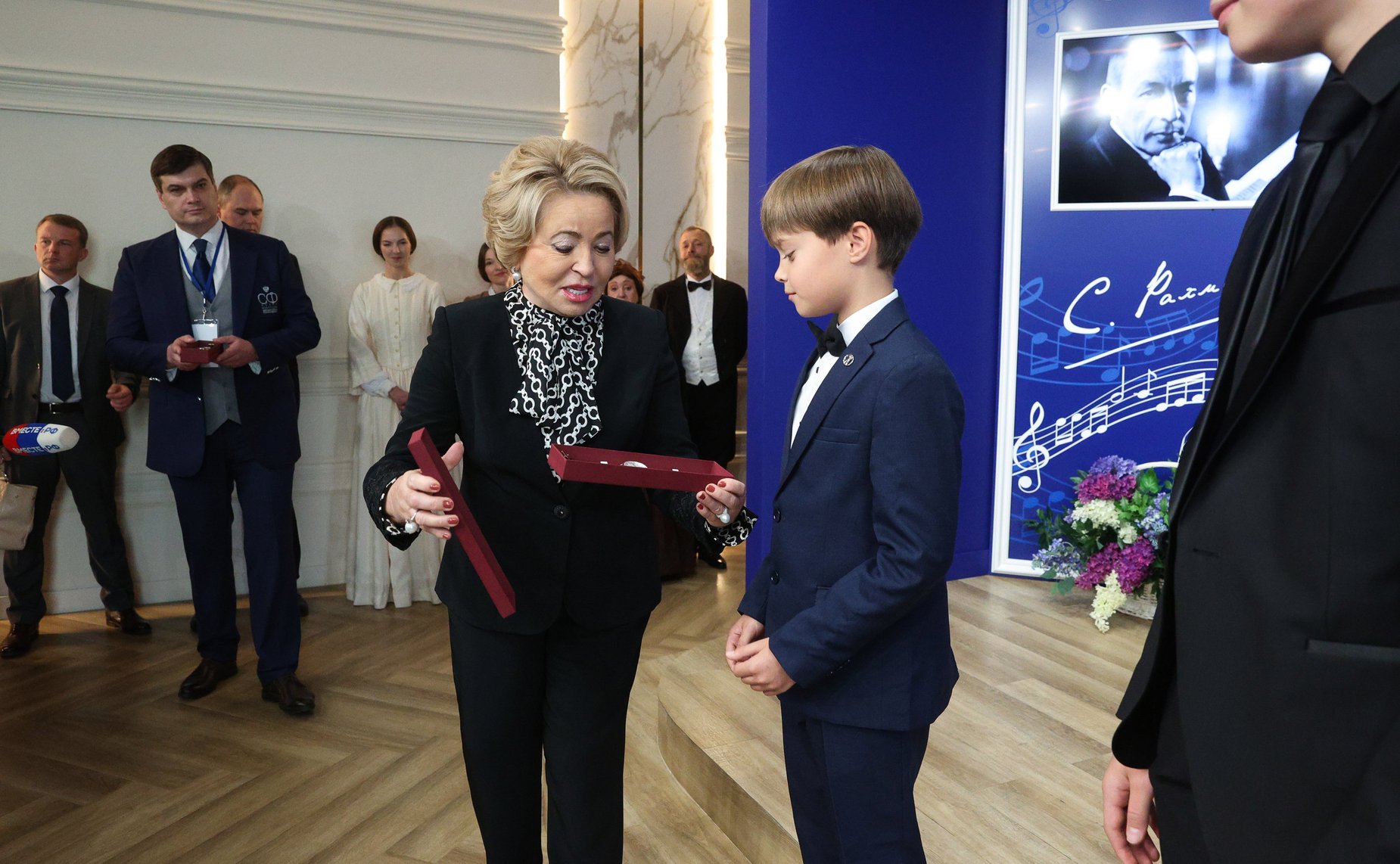 В рамках работы Х Парламентского форума «Историко-культурное наследие России» в Великом Новгороде Валентина Матвиенко посетила детскую общеобразовательную школу имени Г.Р. Державина и Дом музыки имени С.В. Рахманинова