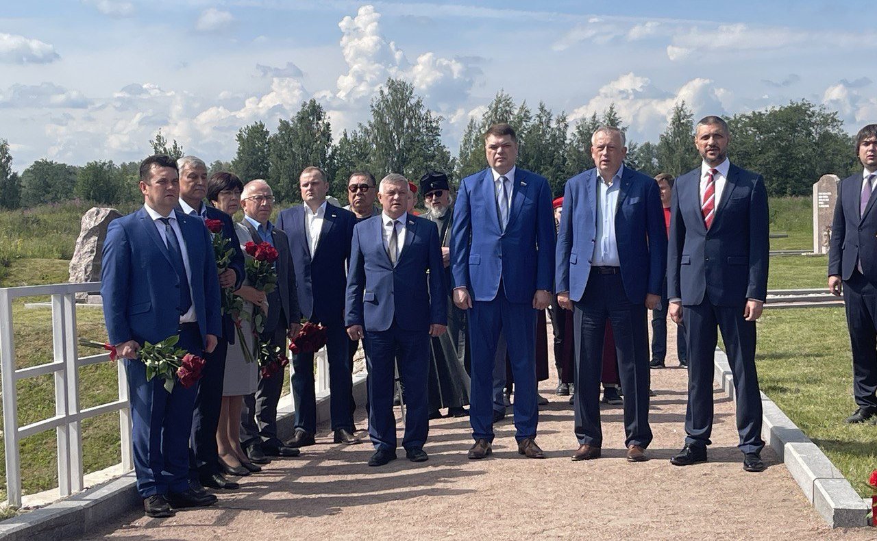 На Интернациональной Аллее Памяти мемориала «Невский пятачок» в Кировском районе Ленинградской области состоялась церемония открытия стелы, посвященной погибшим при прорыве блокады Ленинграда воинам из Забайкалья