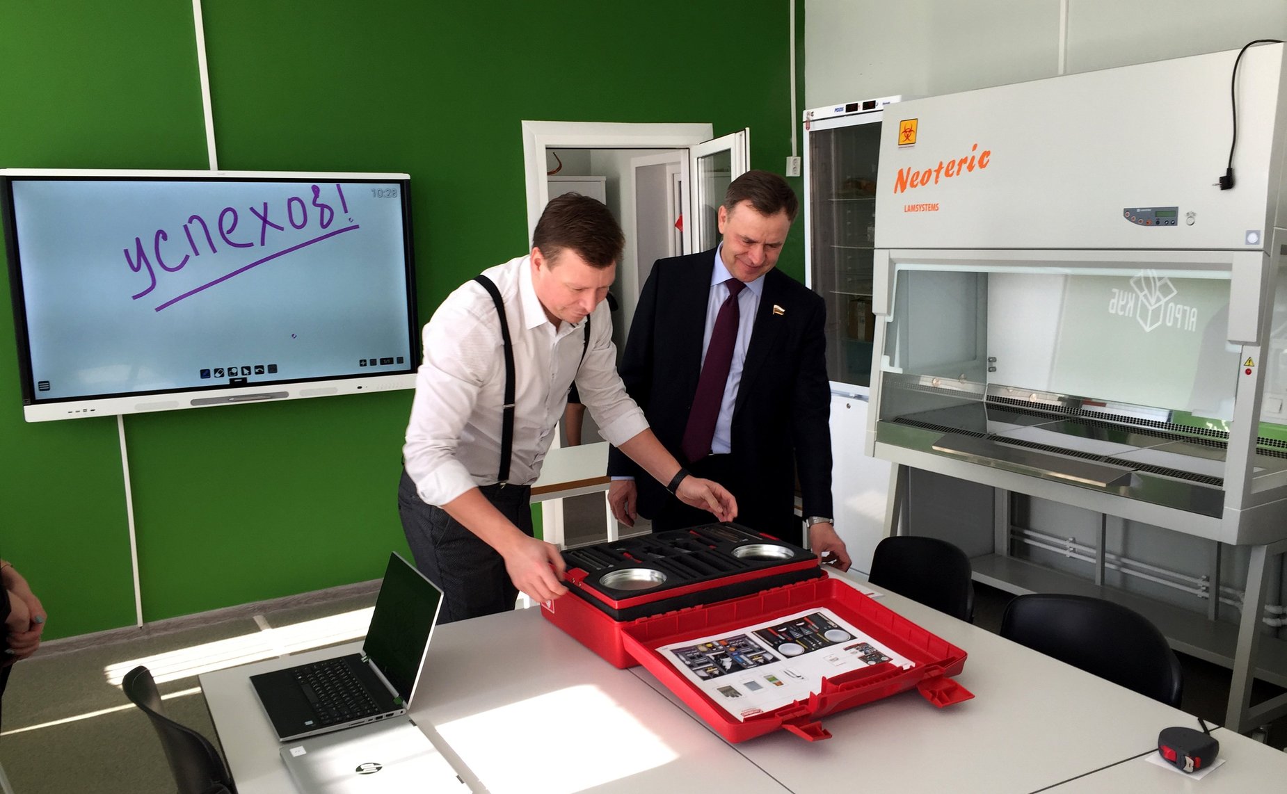 Виктор Новожилов осмотрел первую в Архангельской области научно-учебную лабораторию «Агрокуб»