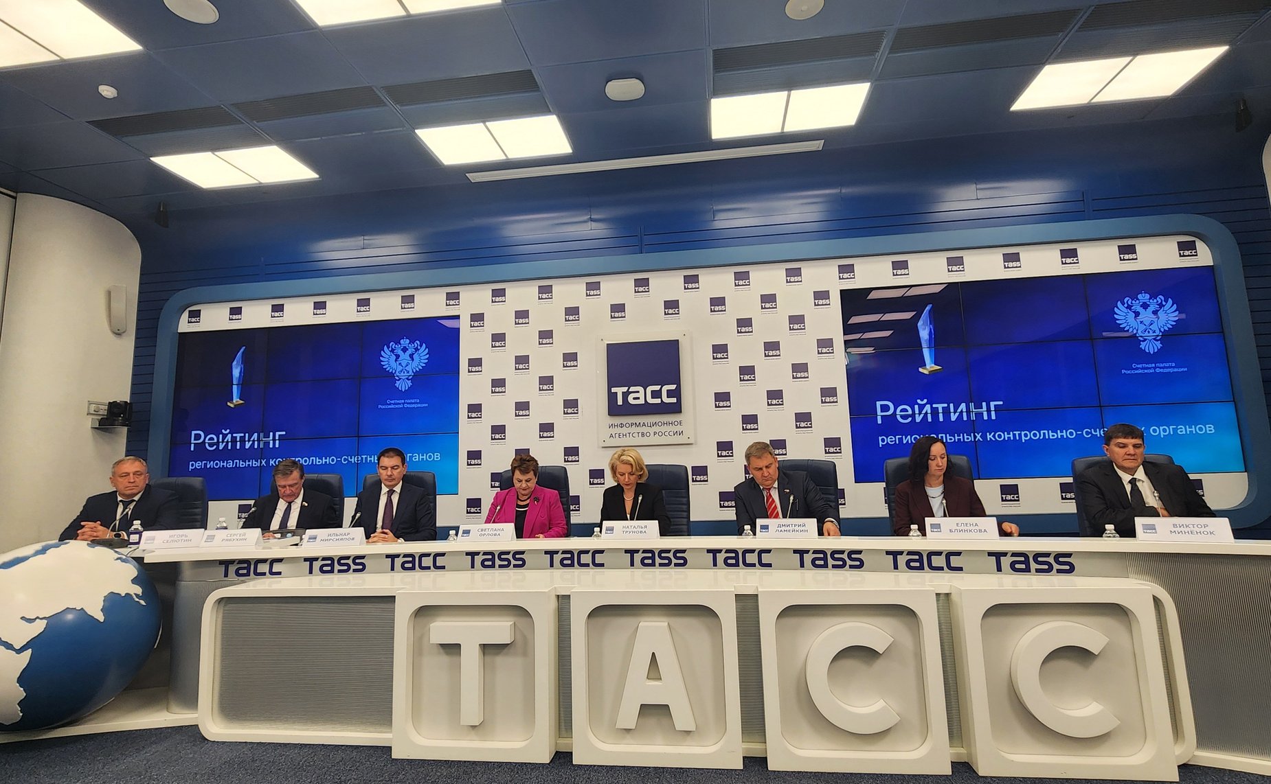 В пресс-центре ТАСС первый заместитель председателя Комитета СФ по бюджету и финансовым рынкам Сергей Рябухин принял участие в пресс-конференции, посвященной пилотному рейтингу деятельности контрольно-счетных палат субъектов РФ