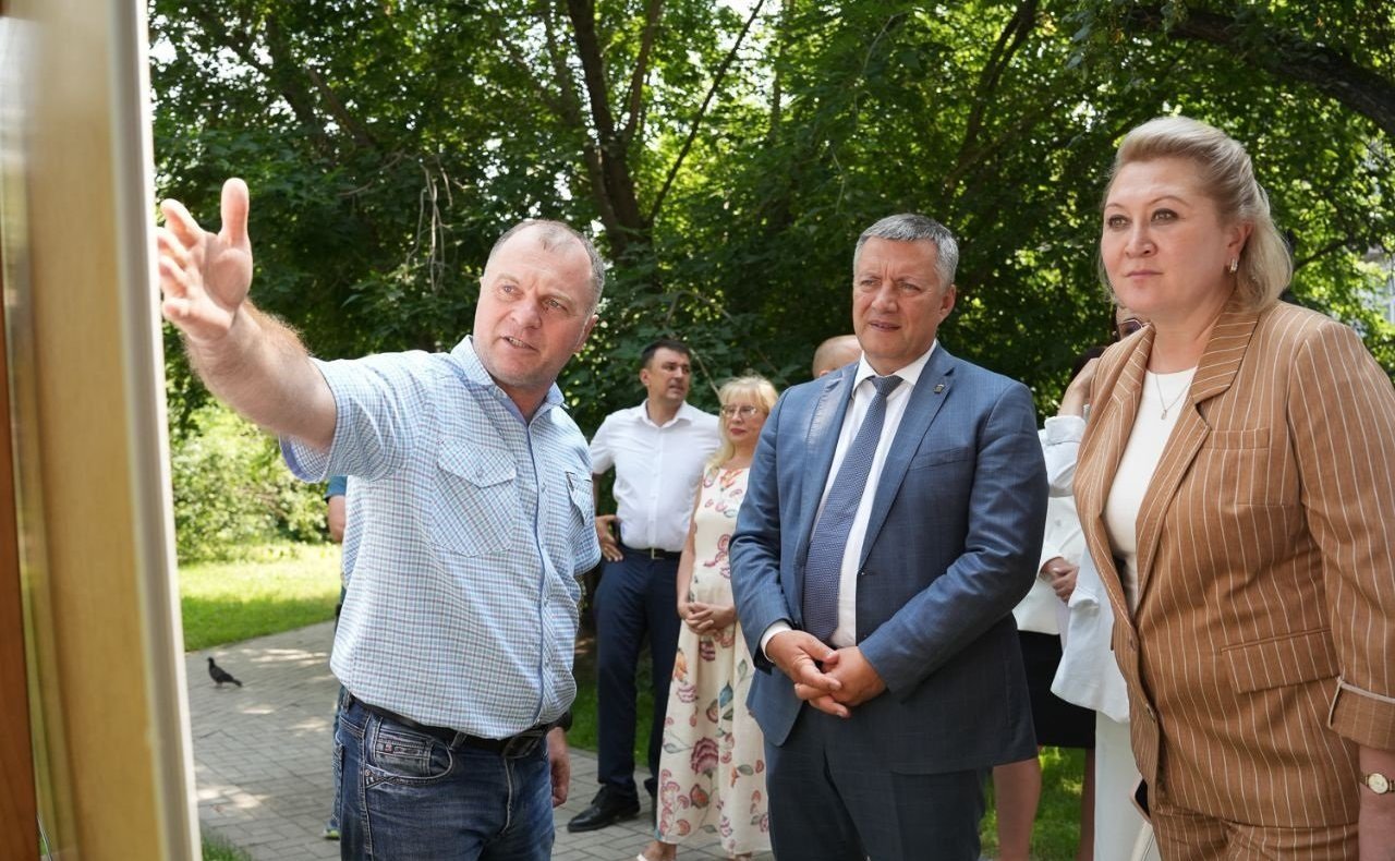 Лилия Гумерова вместе с губернатором Иркутской области Игорем Кобзевым осмотрели здание Иркутского областного театра юного зрителя им. А. Вампилова