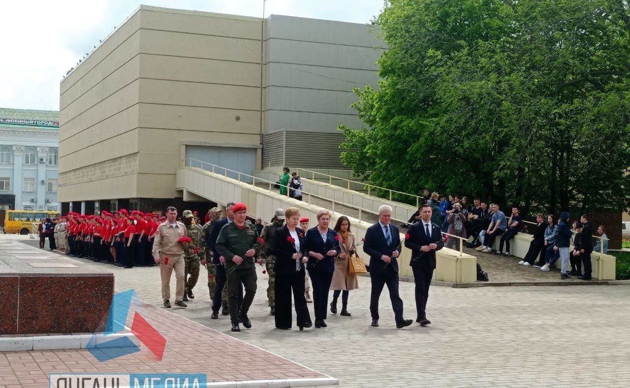 Ольга Бас приняла участие в церемонии приема детей в ряды «Юнармии» в ЛНР