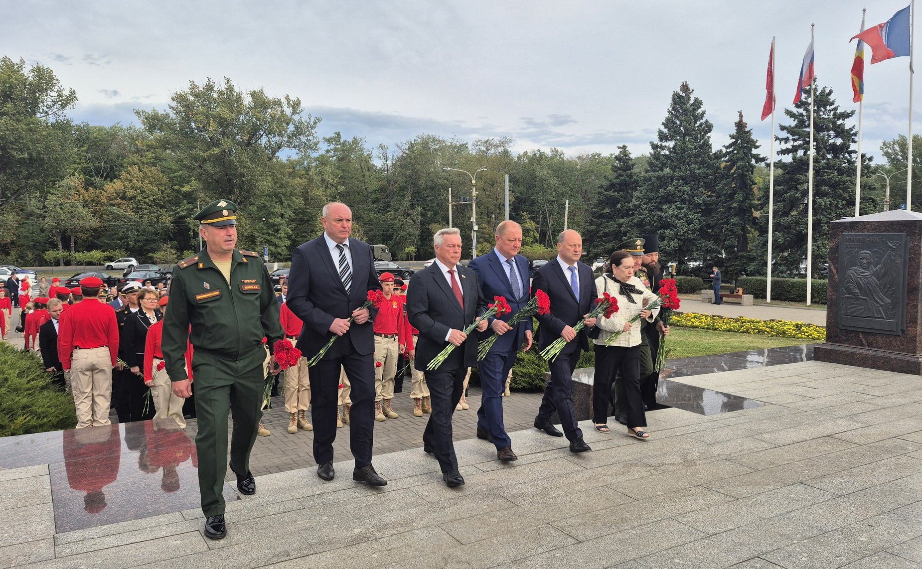 Василий Голубев принял участие в церемонии возложения цветов к стеле «Ростов-на-Дону – город воинской славы». Торжественное мероприятие посвящено 276-летию со дня основания Донской столицы