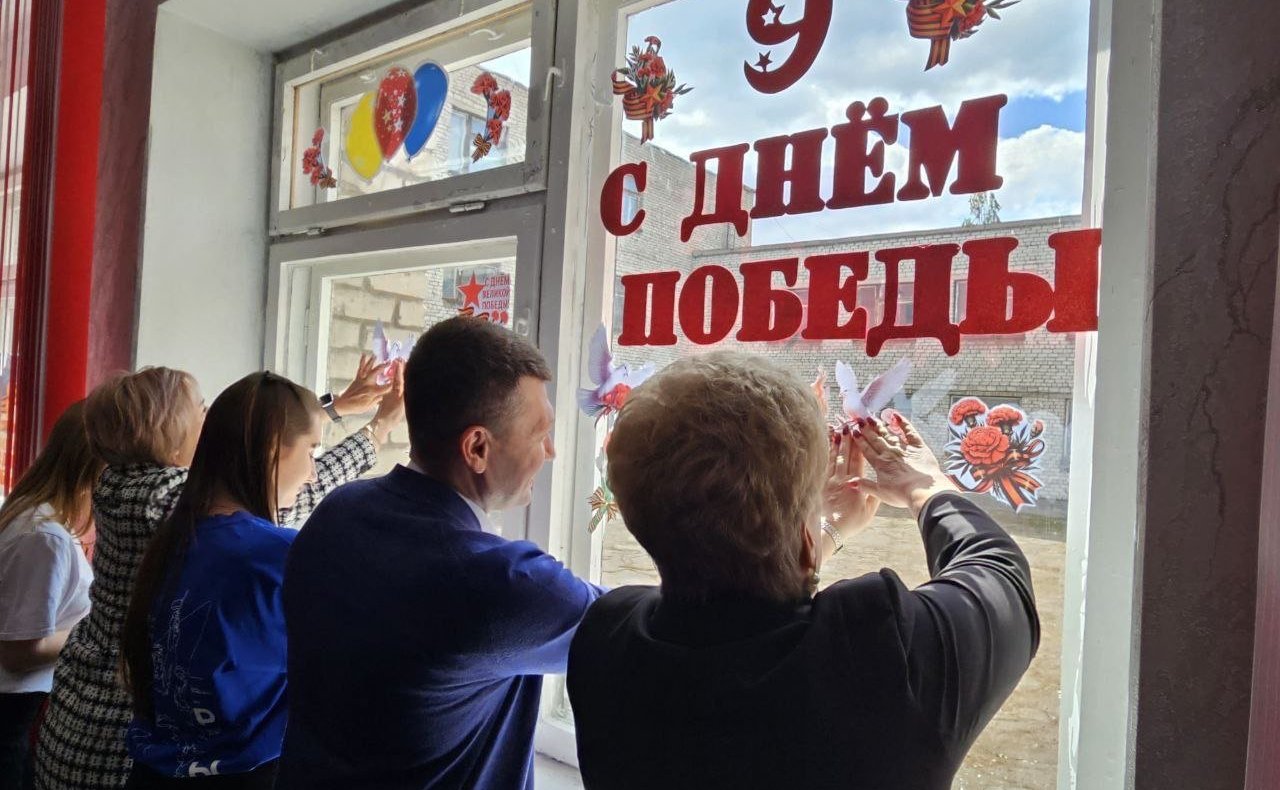 Ольга Бас в ходе поездки в регион посетила среднюю школу № 6 города Алчевска, где состоялось открытие Центра детских инициатив