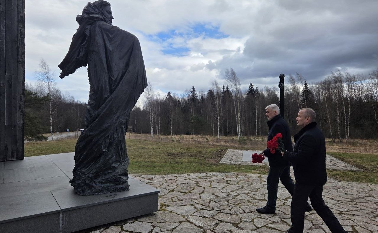 В Батецком муниципальном округе Евгений Дитрих вместе с Главой округа Владимиром Ивановым возложил цветы к монументу «Скорбящая мать» в деревне Жестяная Горка