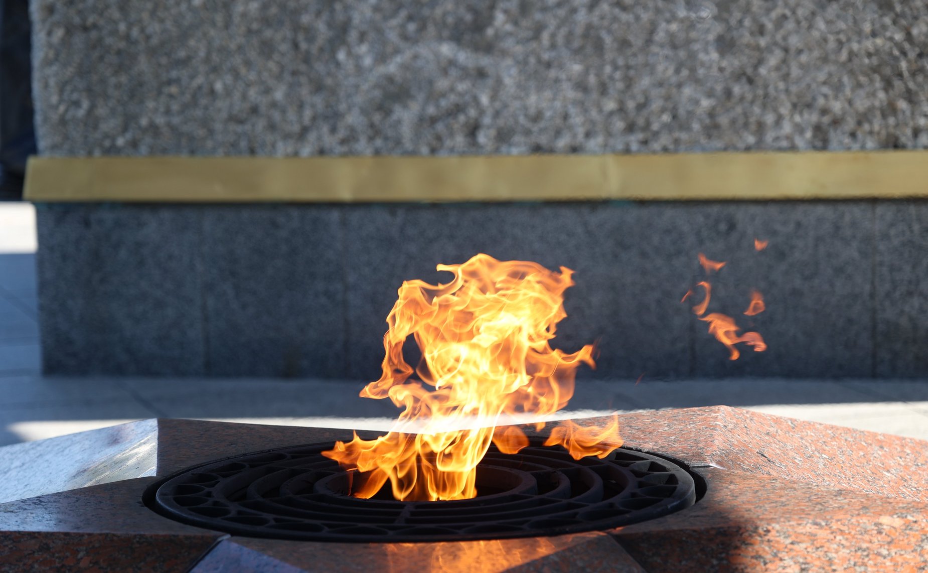 Торжественная церемония возложения цветов членами официальных делегаций Совета Республики и Совета Федерации к Вечному огню у монумента «Три штыка»