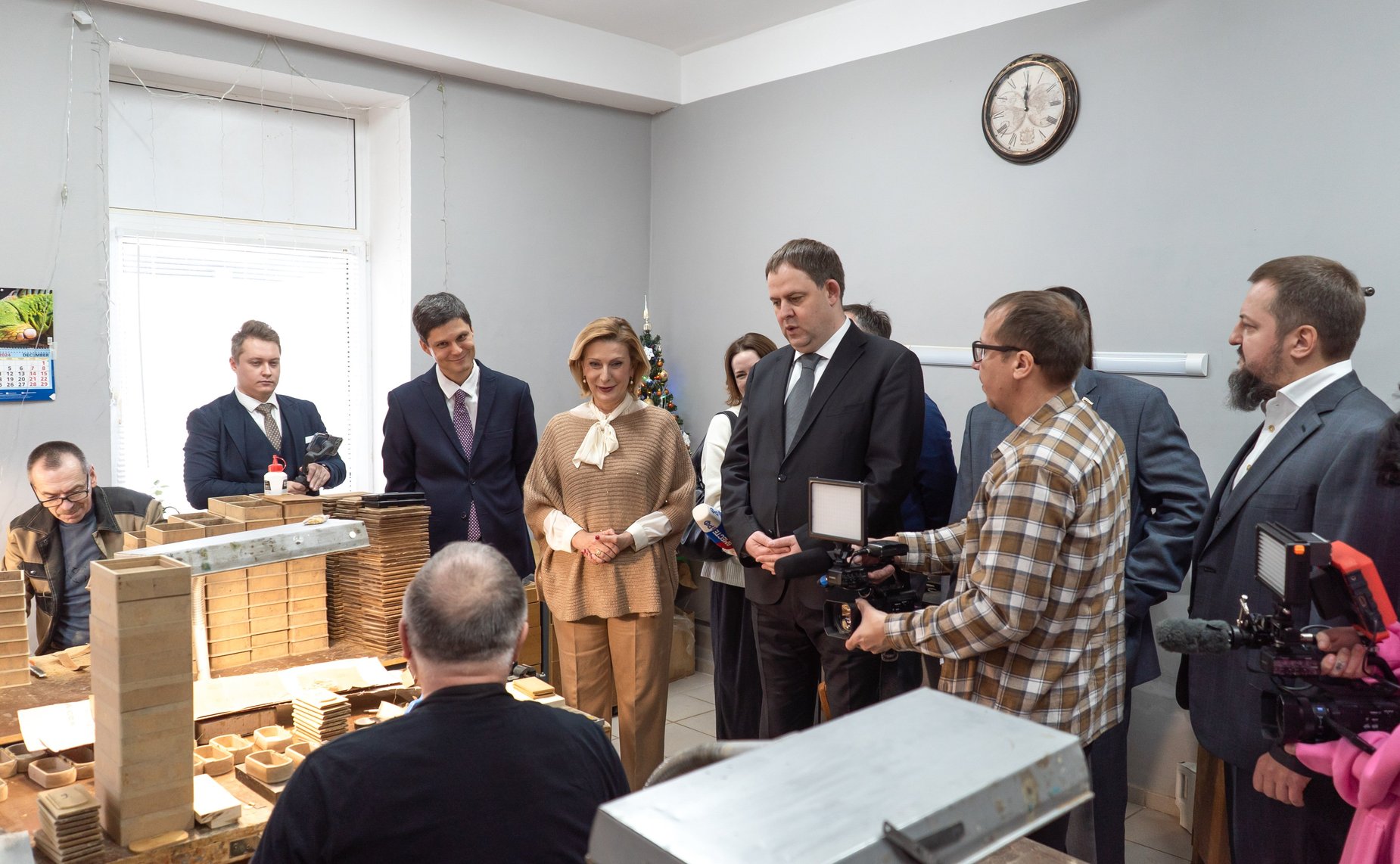 Сенаторы РФ посетили фабрику миниатюрной живописи «Федоскино»