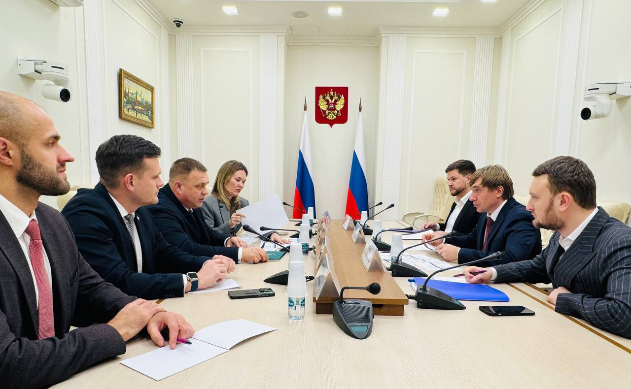 В Совете Федерации прошла рабочая встреча координатора Палаты молодых законодателей (ПМЗ) Игоря Кастюкевича с руководителем Росмолодёжи Григорием Гуровым и представителями ПМЗ