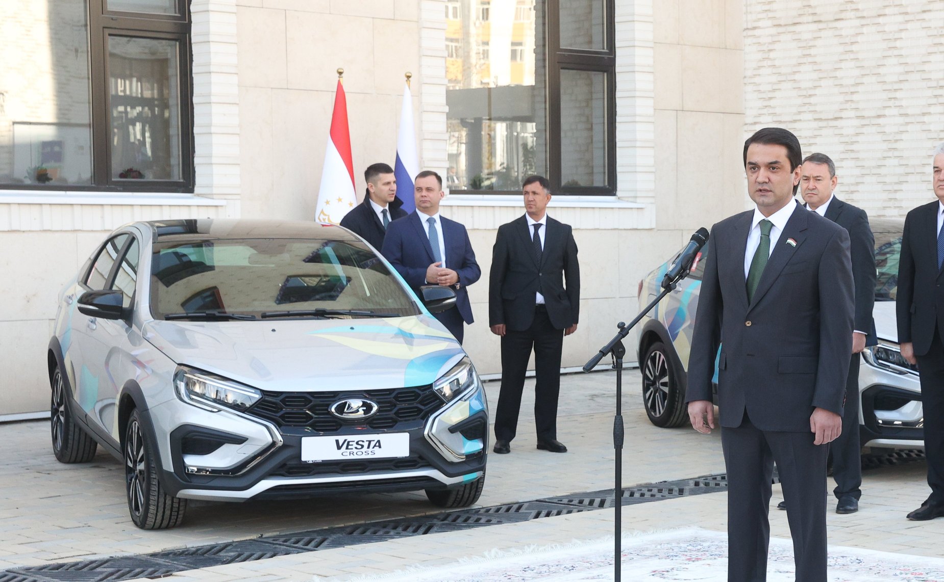 Церемония передачи автомобилей представителям российско-таджикистанских образовательных учреждений