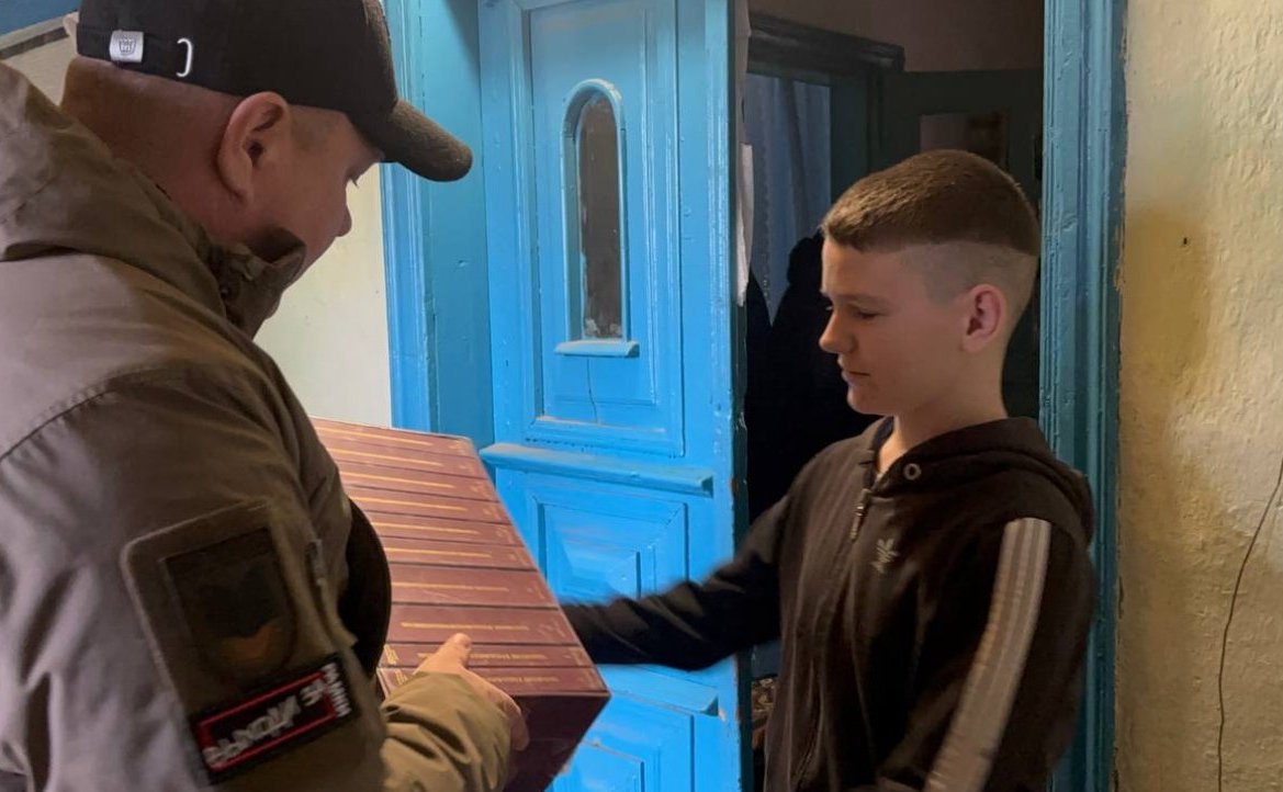 Игорь Кастюкевич посетил несколько многодетных семей и вручил детям новогодние подарки