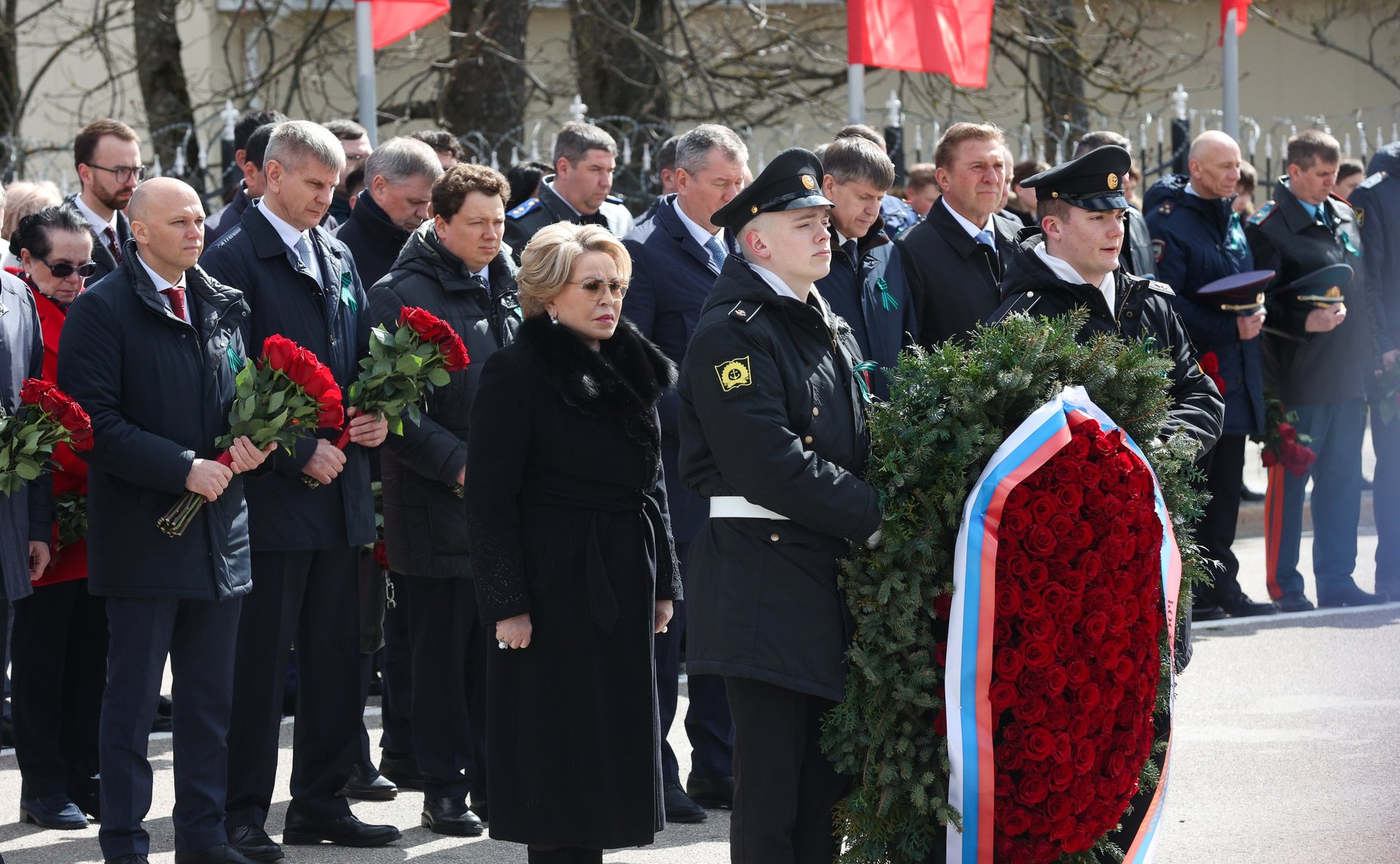 Возложение цветов к мемориалу 1200 гвардейцам, погибшим при штурме Кёнигсберга в апреле 1945 года