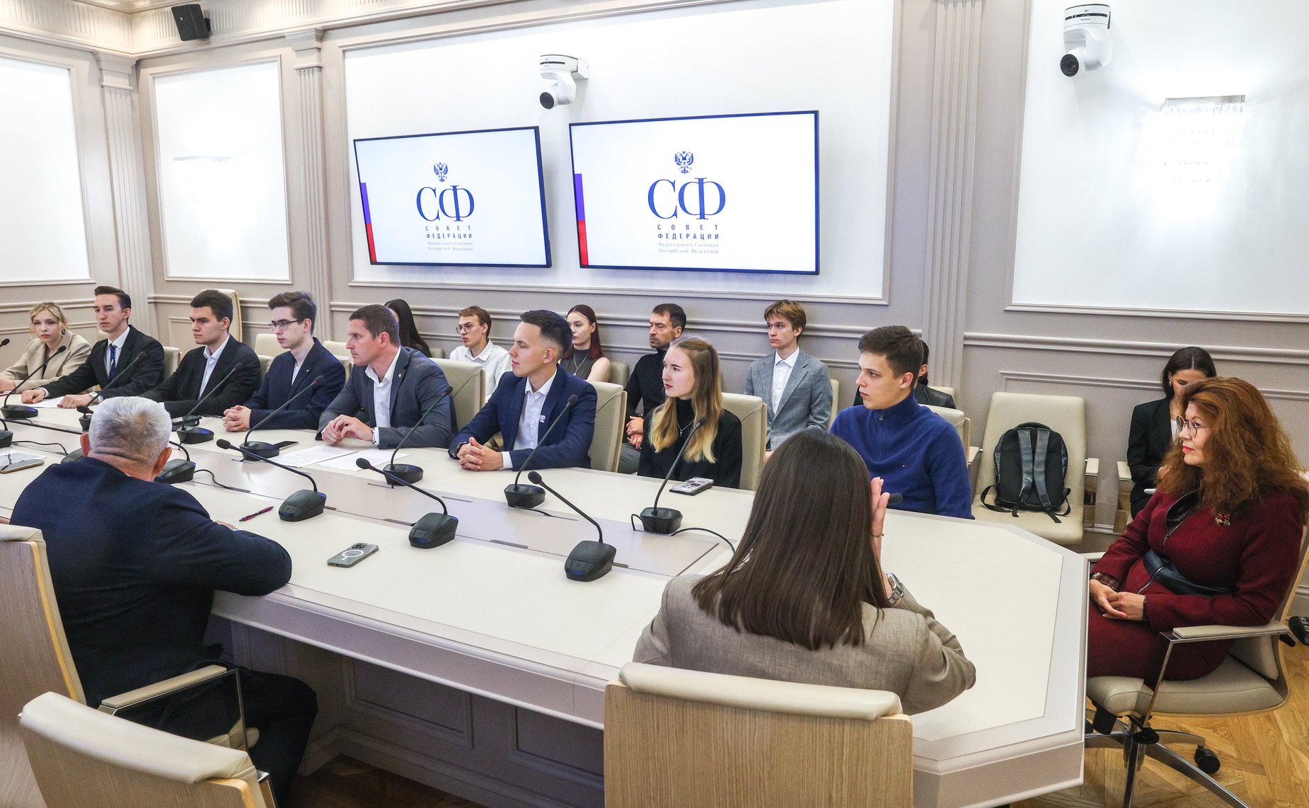 Наталья Мельникова провела встречу с активистами молодежного землячества Псковской области