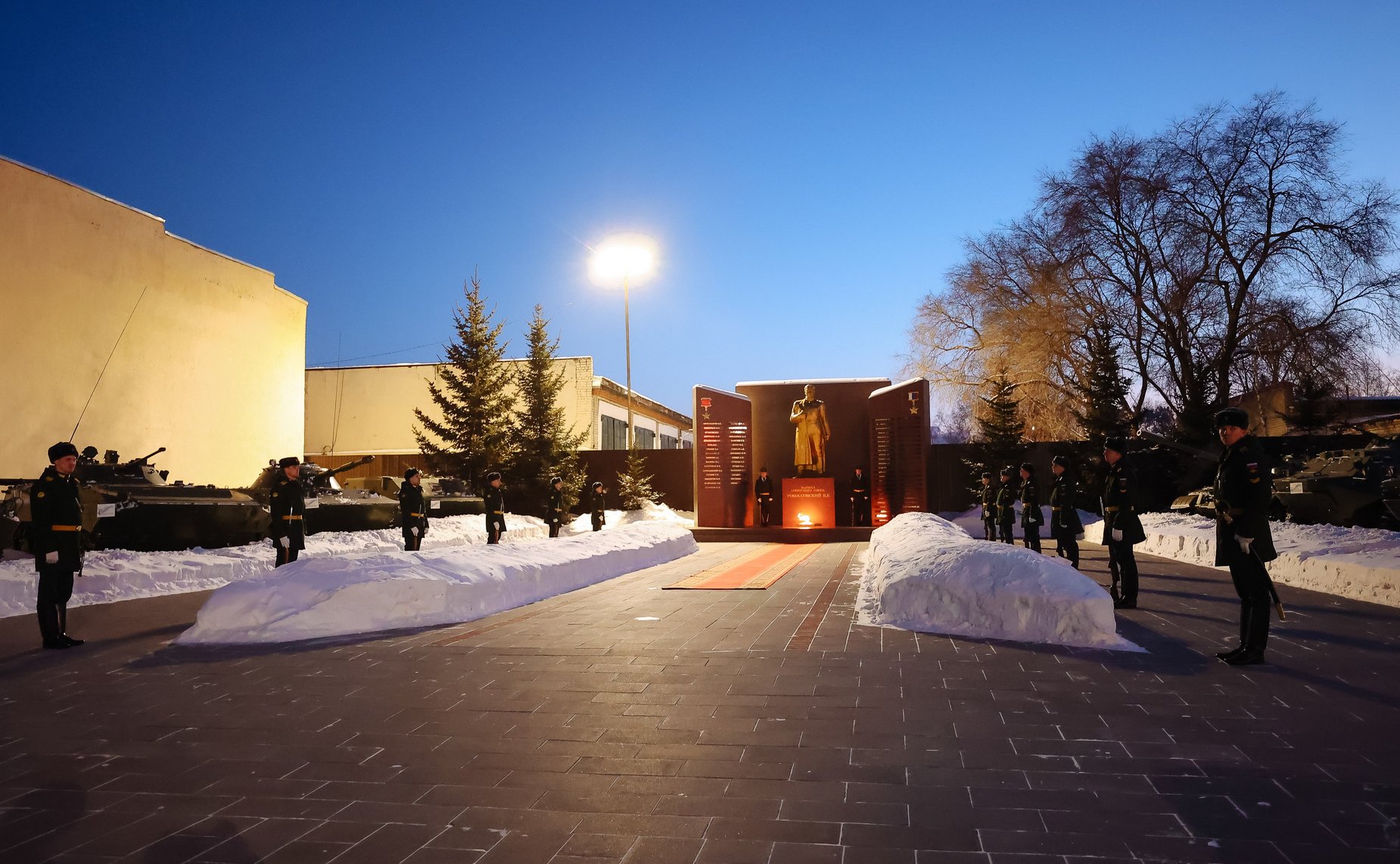 Сенаторы Российской Федерации посетили Дальневосточное гвардейское высшее общевойсковое командное училище ордена Жукова им. Маршала Советского союза К.К. Рокоссовского и возложили цветы к памятнику Маршала Советского союза К.К. Рокоссовского