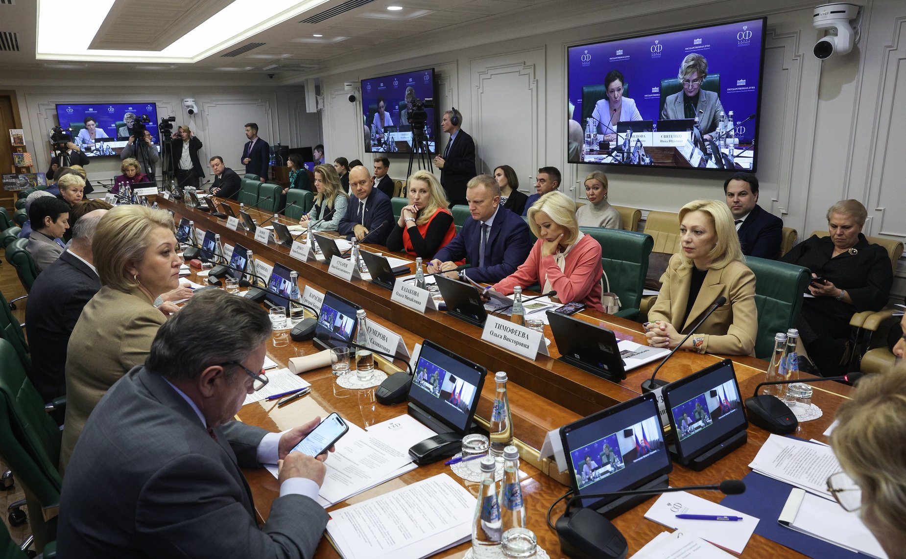 Заседание парламентской комиссии по расследованию преступных действий в отношении несовершеннолетних со стороны киевского режима