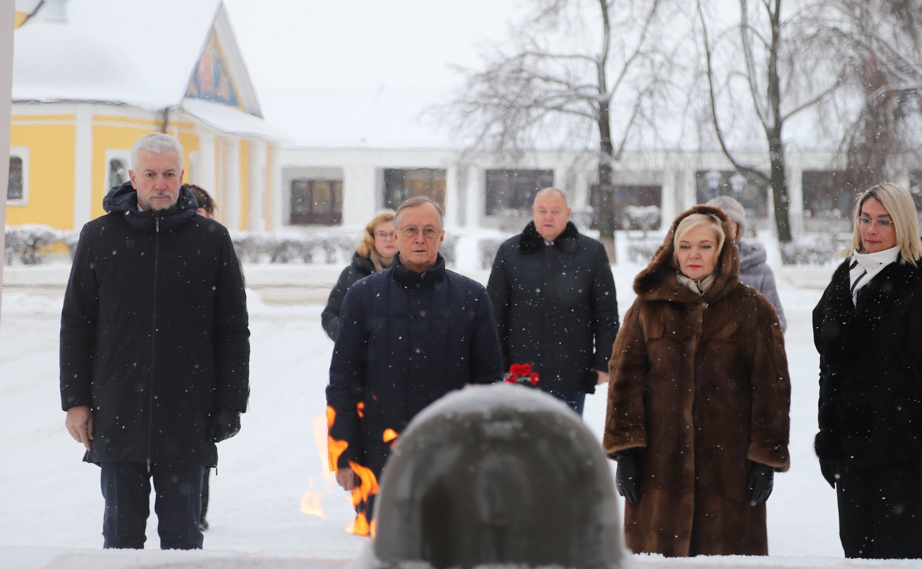 Парламентарии почтили память погибших в годы Великой Отечественной войны и возложили цветы к Мемориалу