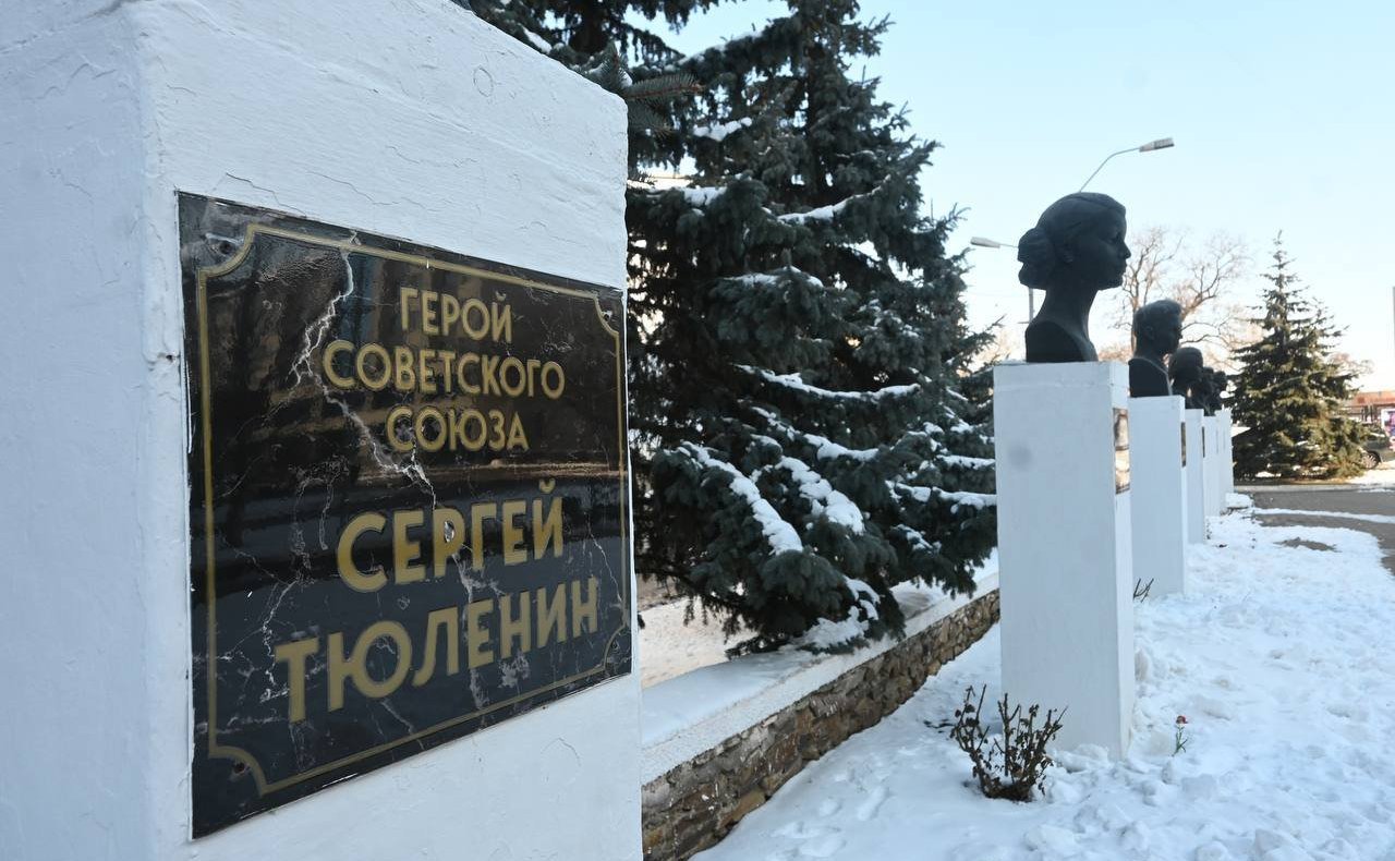 Айрат Гибатдинов возложил цветы к мемориалу «Непокорённые» в городе Краснодон Луганской Народной Республики