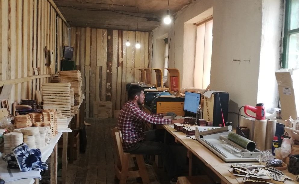 Татьяна Гигель в ходе рабочей поездки в регион встретилась с работниками компании, которая более 8 лет специализируется на изготовлении сувенирной продукции из кедра