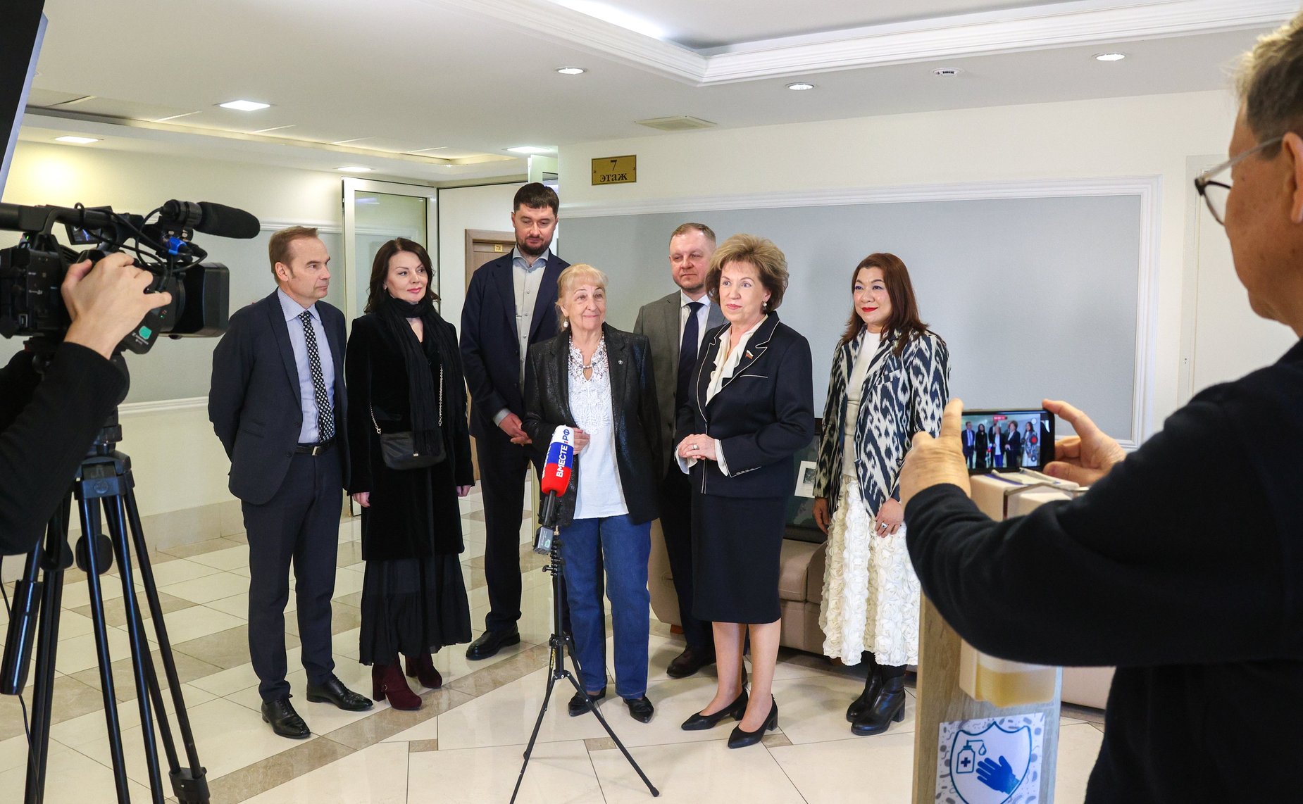 Торжественное открытие выставки Народного художника РФ Людмилы Юга «Нить времен. Подвиг Победы»