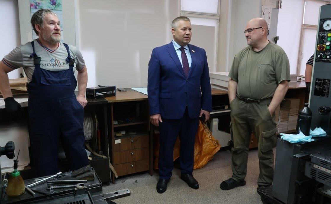 Денис Гусев поздравил с юбилеем первую газету на российском Севере