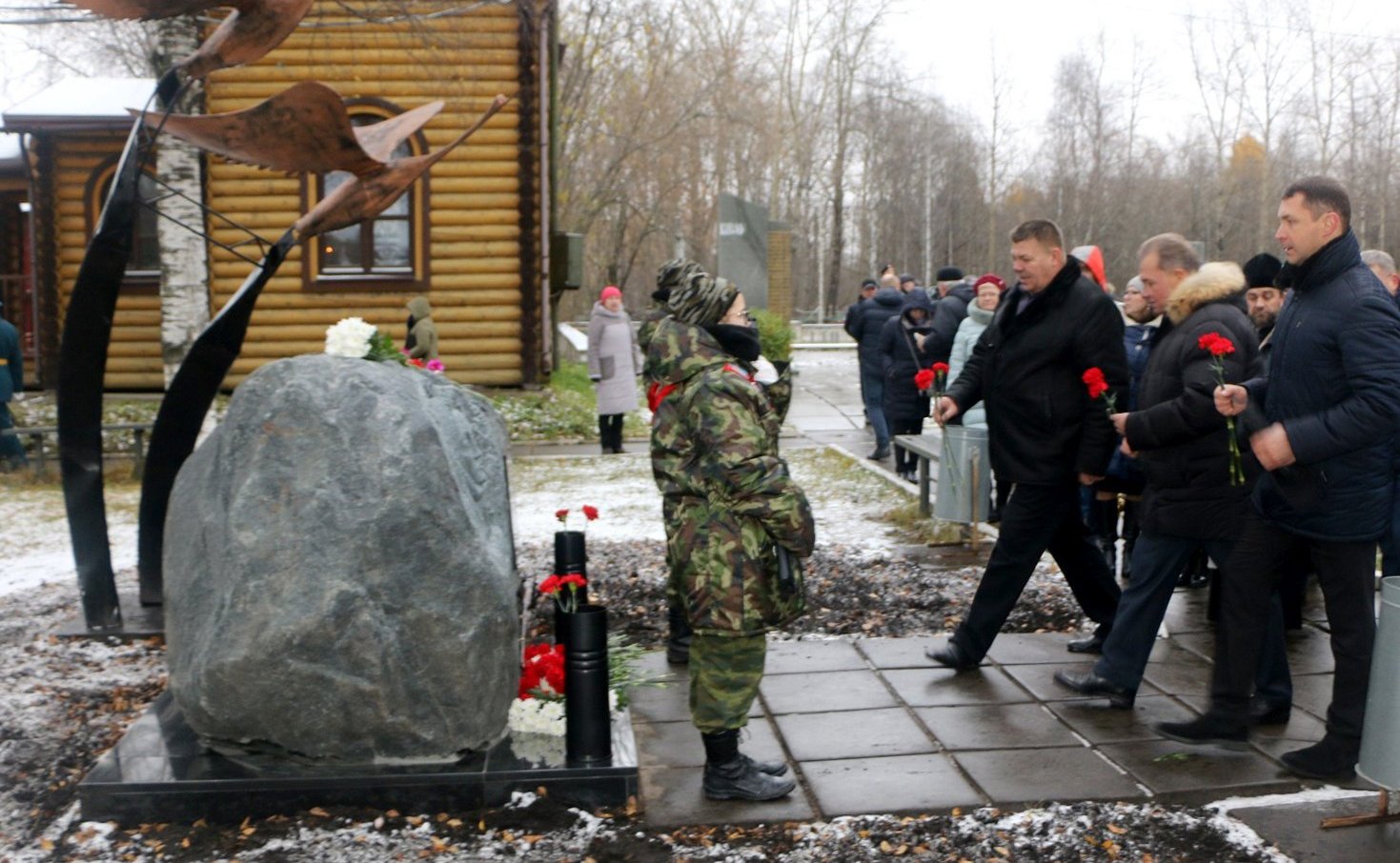 Виктор Павленко принял участие в открытии памятного знака «Солдатским матерям» на Архангельском мемориале «Площадь памяти»