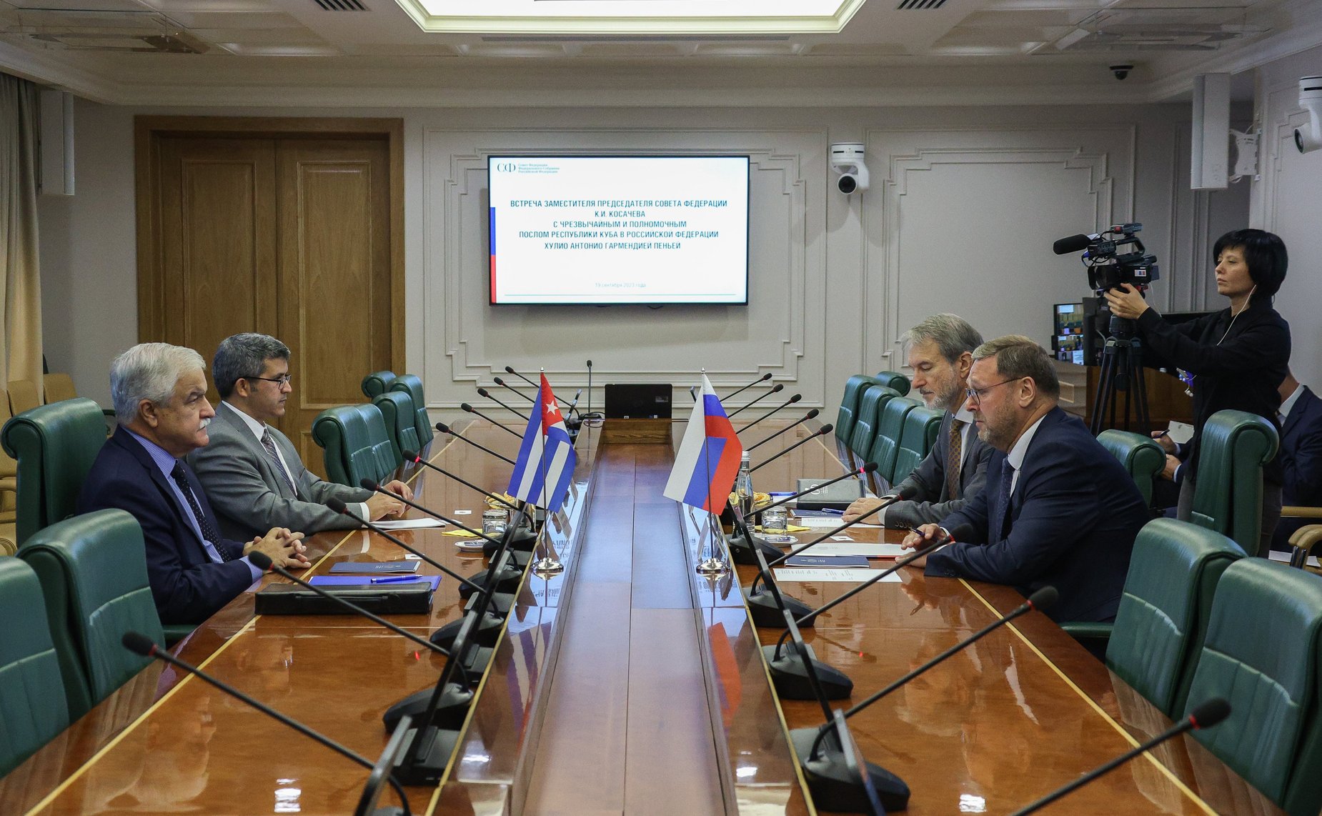 Заместитель Председателя Совета Федерации Константин Косачев провел встречу с Чрезвычайным и Полномочным Послом Республики Куба в РФ