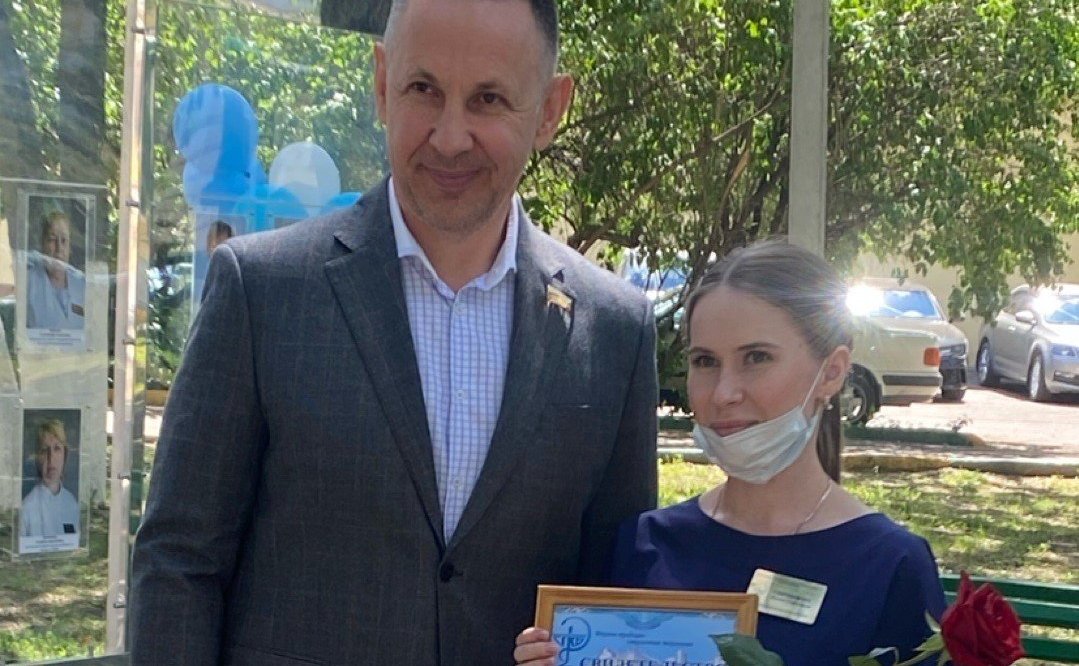 Олег Алексеев в ходе рабочей поездки в регион поздравил медицинских работников города Саратова с профессиональным праздником