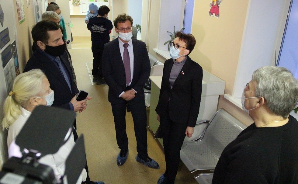 Татьяна Кусайко посетила медучреждения Кольского района