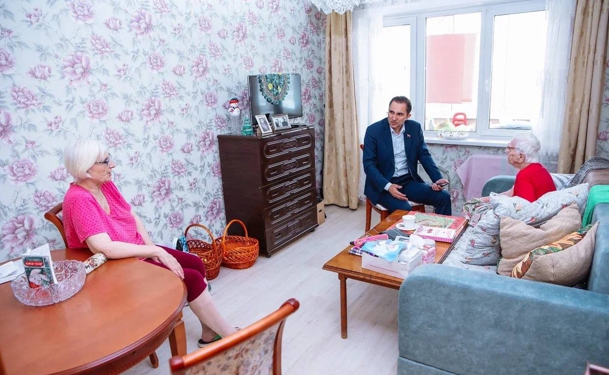 Андрей Хапочкин поздравил с наступающим Новым годом семью фронтовика Евдокии Семеновны Мохневой