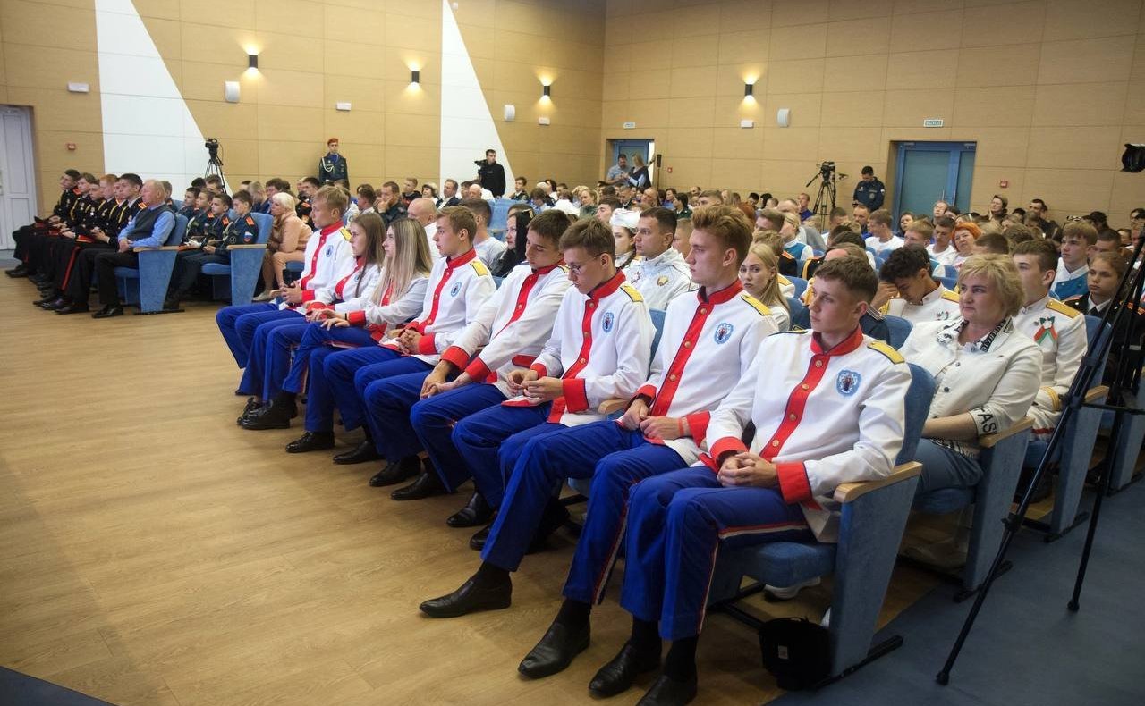 Герои России Юрий Воробьев и Александр Карелин встретились с российскими и белорусскими кадетами — участниками профориентационной школы «За безопасность!»