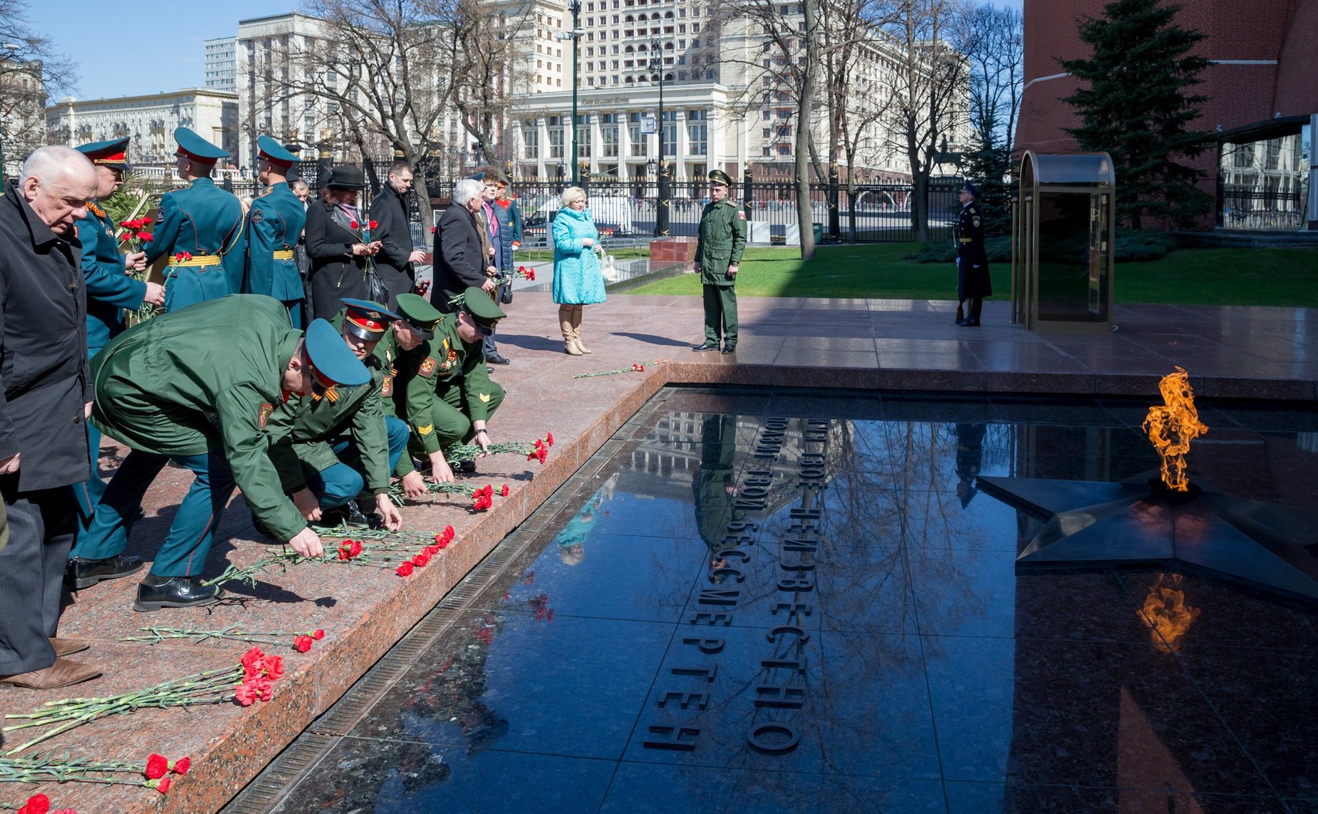 С. Цеков и О. Ковитиди приняли участие в возложении венков к могиле Неизвестного солдата в день годовщины освобождения Крыма от немецко-фашистских захватчиков