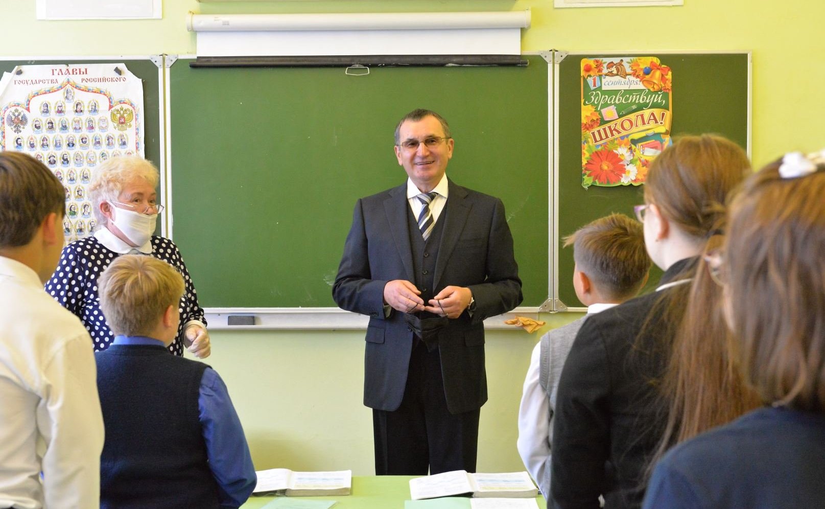 Н. Федоров в рамках рабочей поездки в Чебоксарском районе Чувашии посетил мемориал «Память» и пообщался с педагогами и учениками Толиковской средней общеобразовательной школы