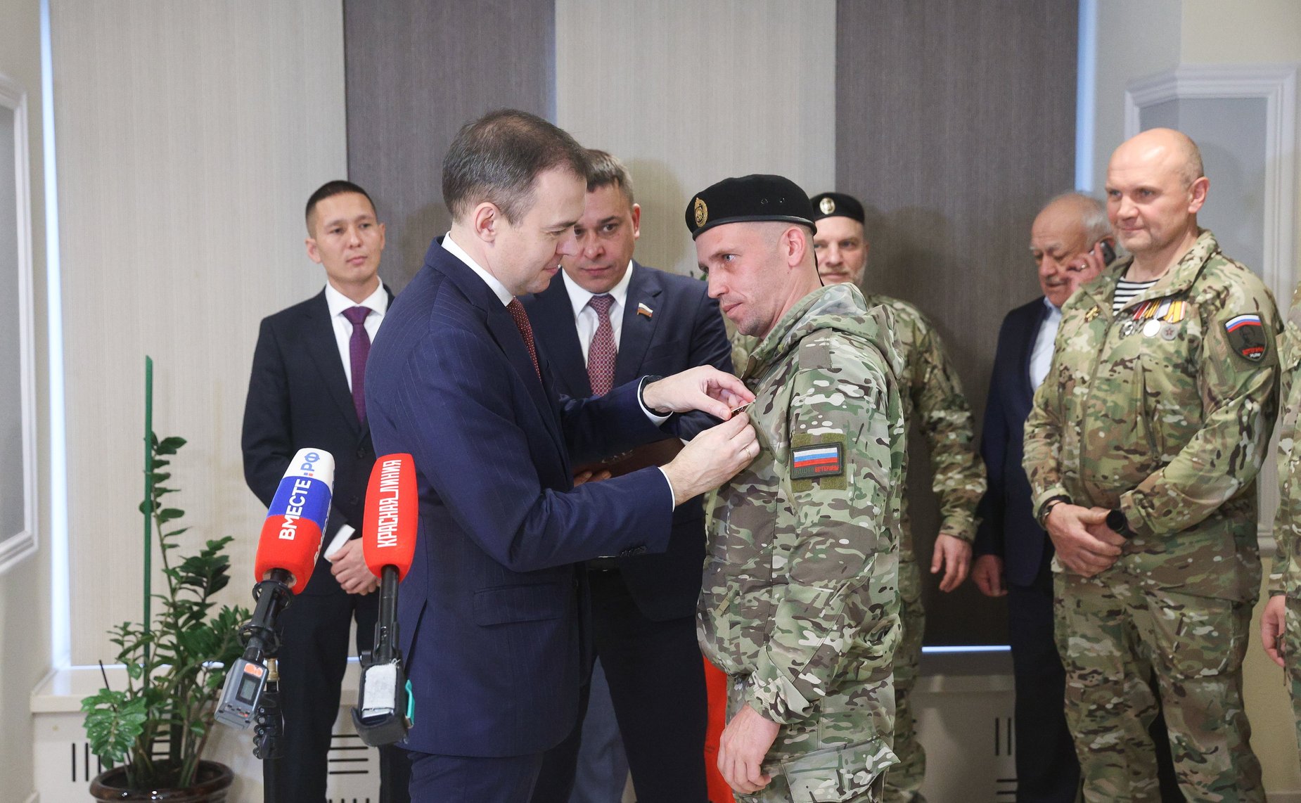 Торжественное награждение военнослужащих в рамках проведения открытия патриотической выставки фотографий военнослужащих Отдельной диверсионной штурмовой бригады «Ветераны»