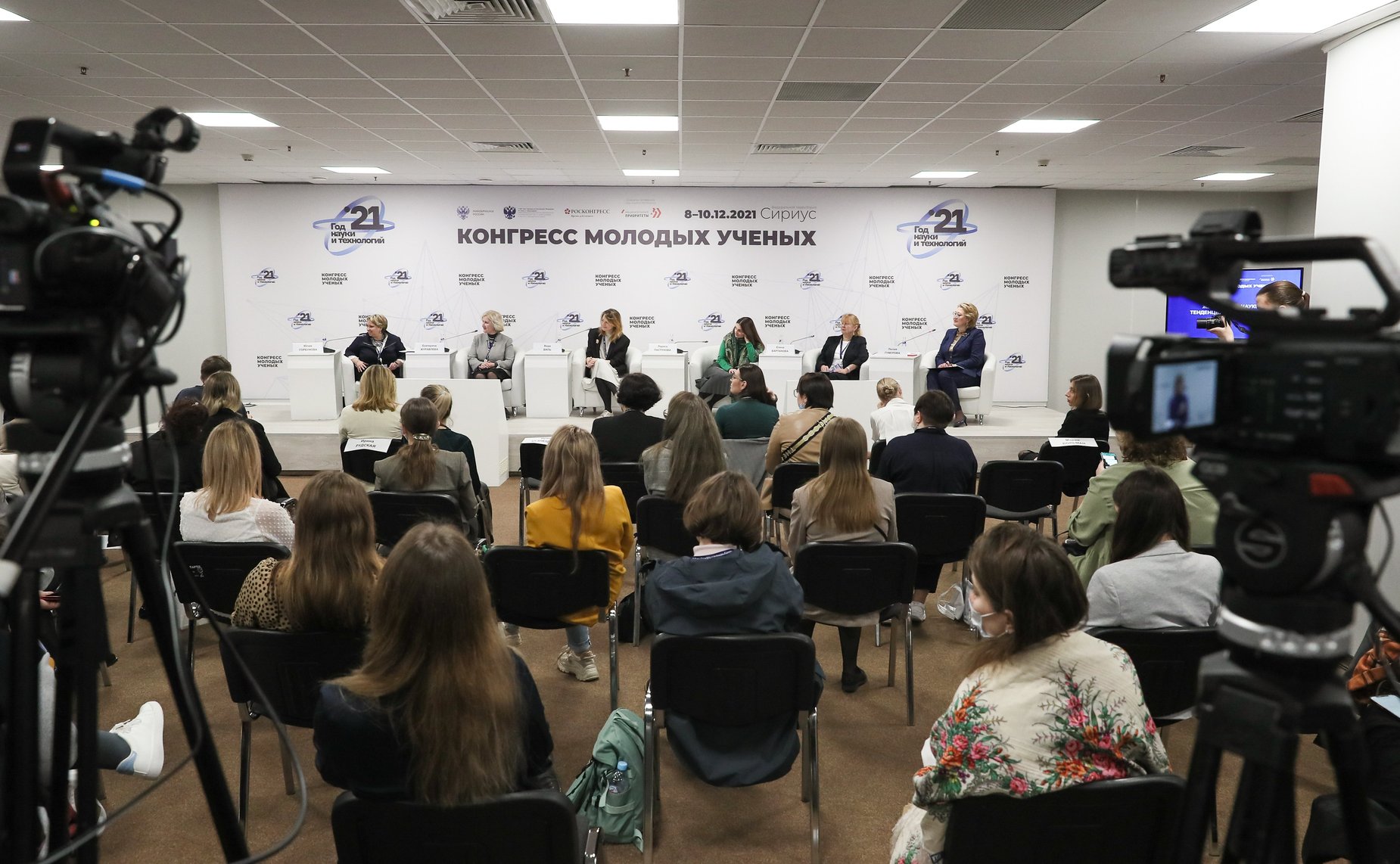 Председатель Комитета СФ по науке, образованию и культуре Лилия Гумерова и член-корреспондент РАН Юлия Горбунова провели заседание тематической сессии «Женщины в науке: тенденции и перспективы»