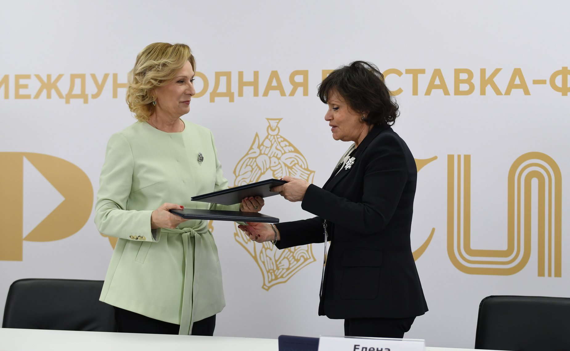 В ходе деловой программы Инна Святенко подписала соглашения о взаимодействии Совета по региональному здравоохранению при СФ с Национальным медицинским исследовательским центром сердечно-сосудистой хирургии имени А.Н. Бакулева и Национальным медицинским ис