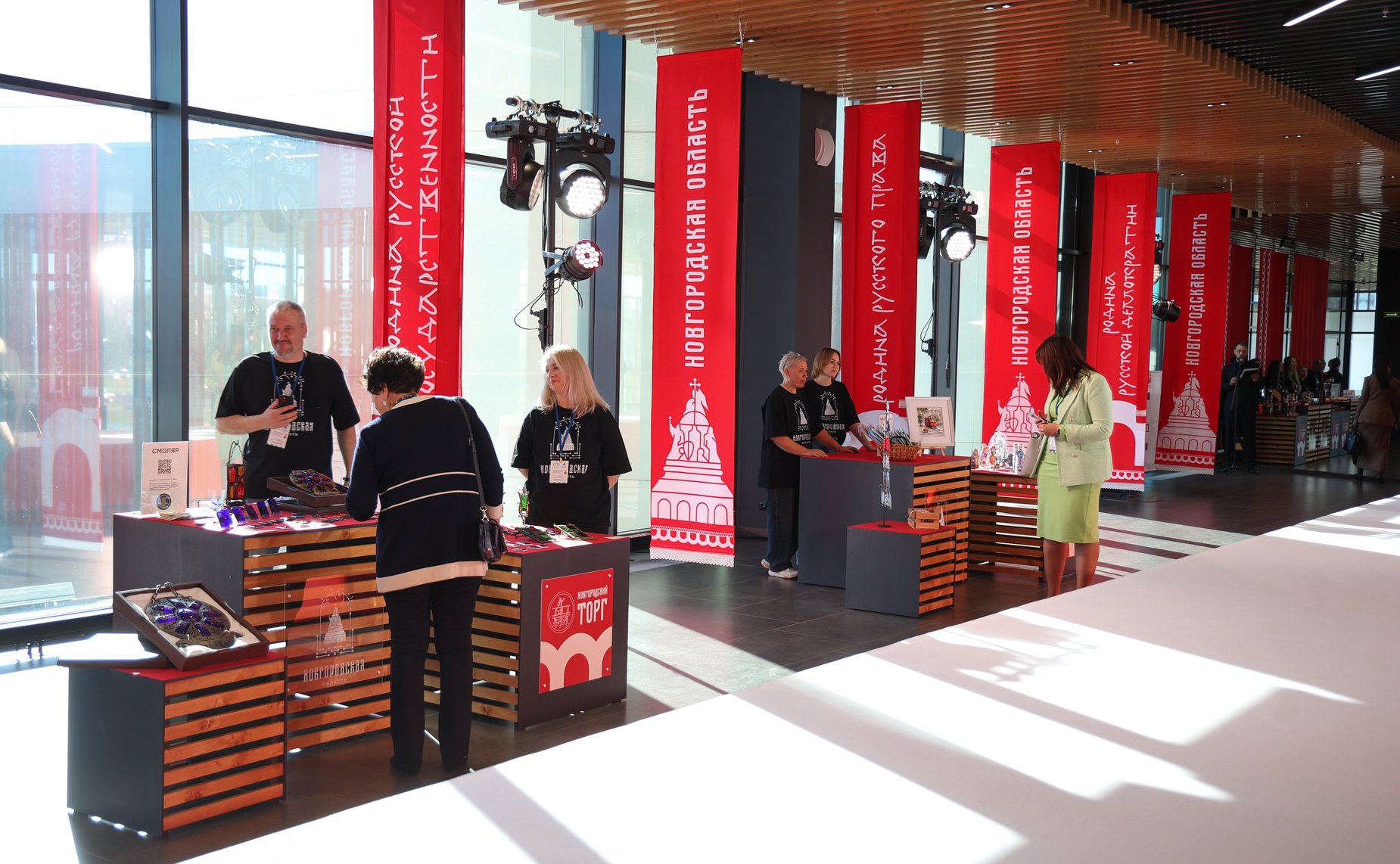 Валентина Матвиенко посетила Софийский собор и осмотрела выставку брендов «Новгородский торг»