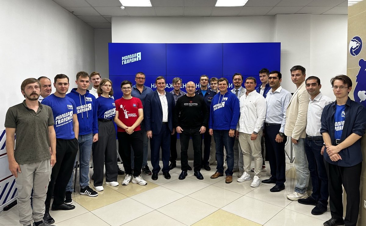 Александр Вайнберг наградил волонтеров и активистов за поддержку участников СВО и членов их семей, за гуманитарную помощь мирным жителям