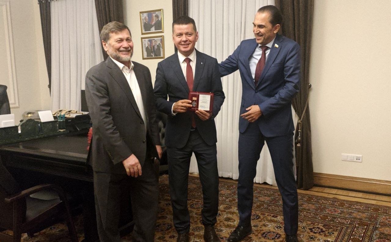 Андрей Хапочкин вручил памятные награды сотрудникам Министерства спорта РФ