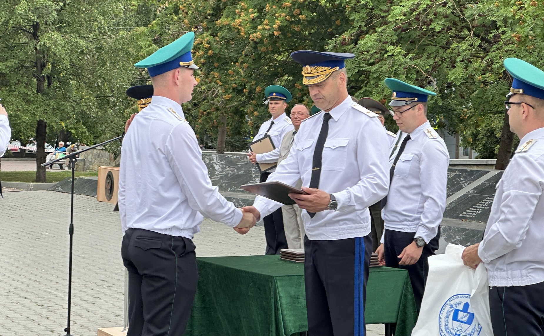 Церемония вручения наказов сотрудникам федеральной службы безопасности, приступающим к работе в пограничном подразделении Челябинской области