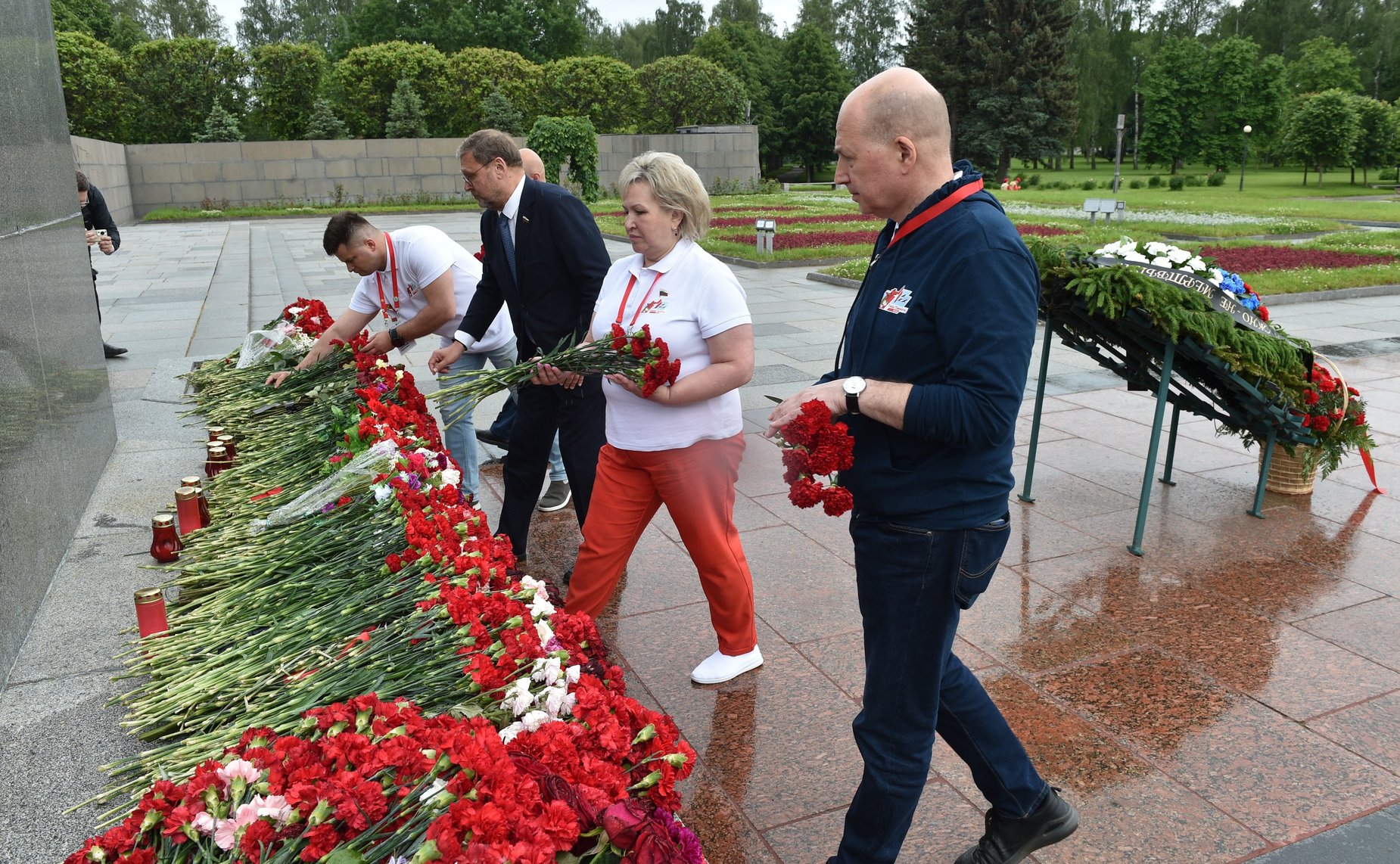 Участники проекта «Поезд Памяти» посетили Пискаревское мемориальное кладбище