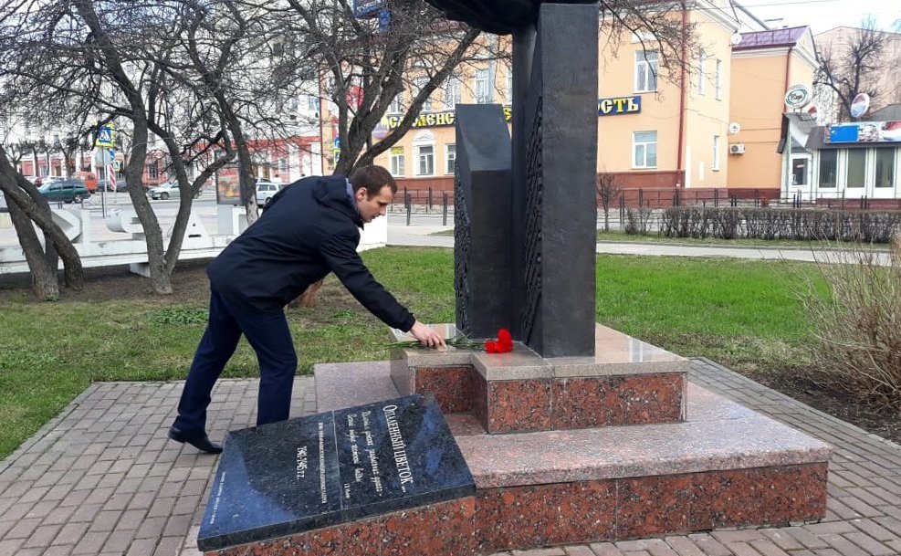 Сергей Леонов возложил цветы к памятнику малолетним узникам