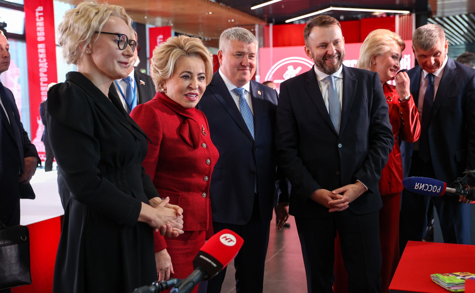 Валентина Матвиенко посетила Софийский собор и осмотрела выставку брендов «Новгородский торг»