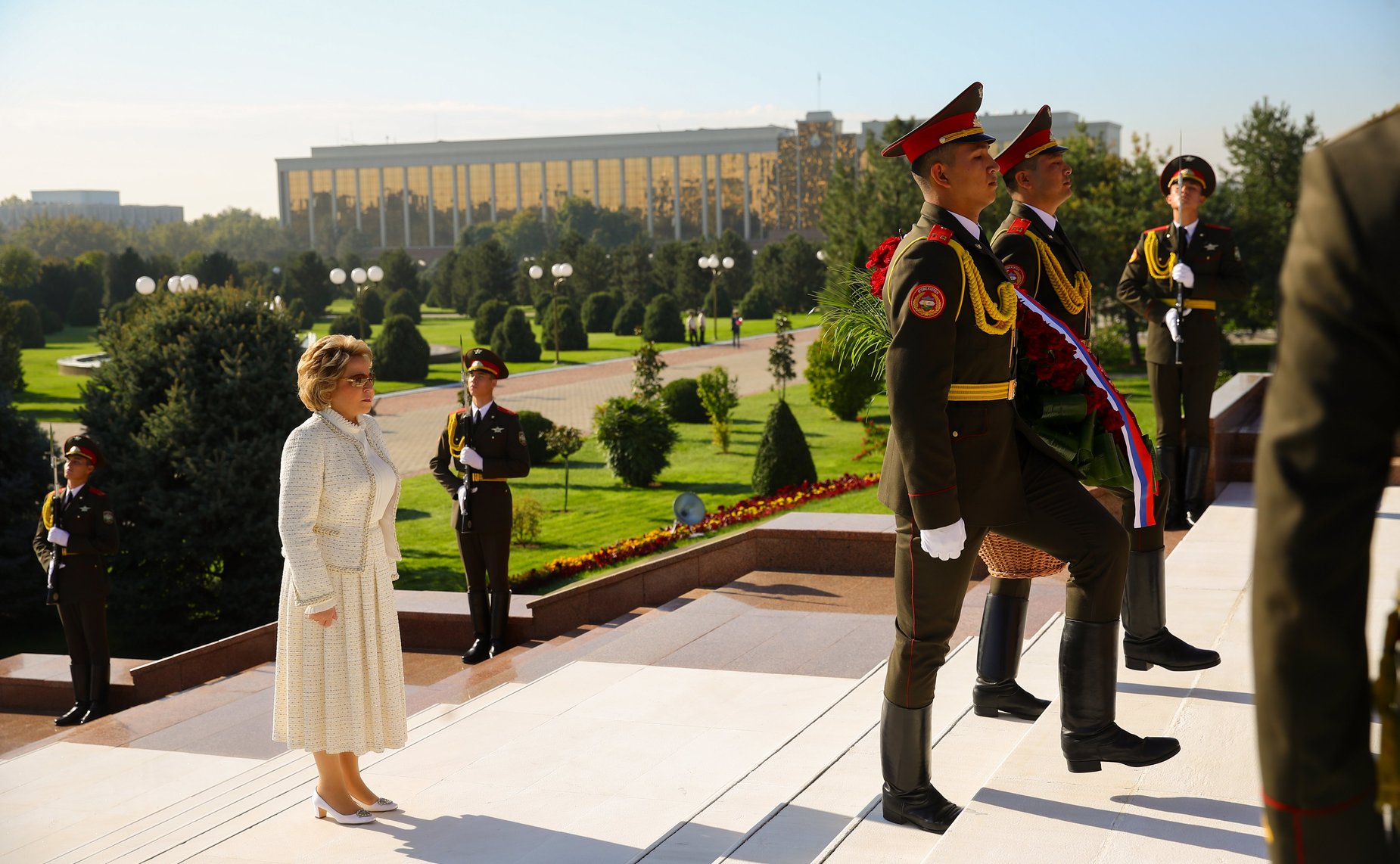 Возложение цветов к Монументу независимости и гуманизма