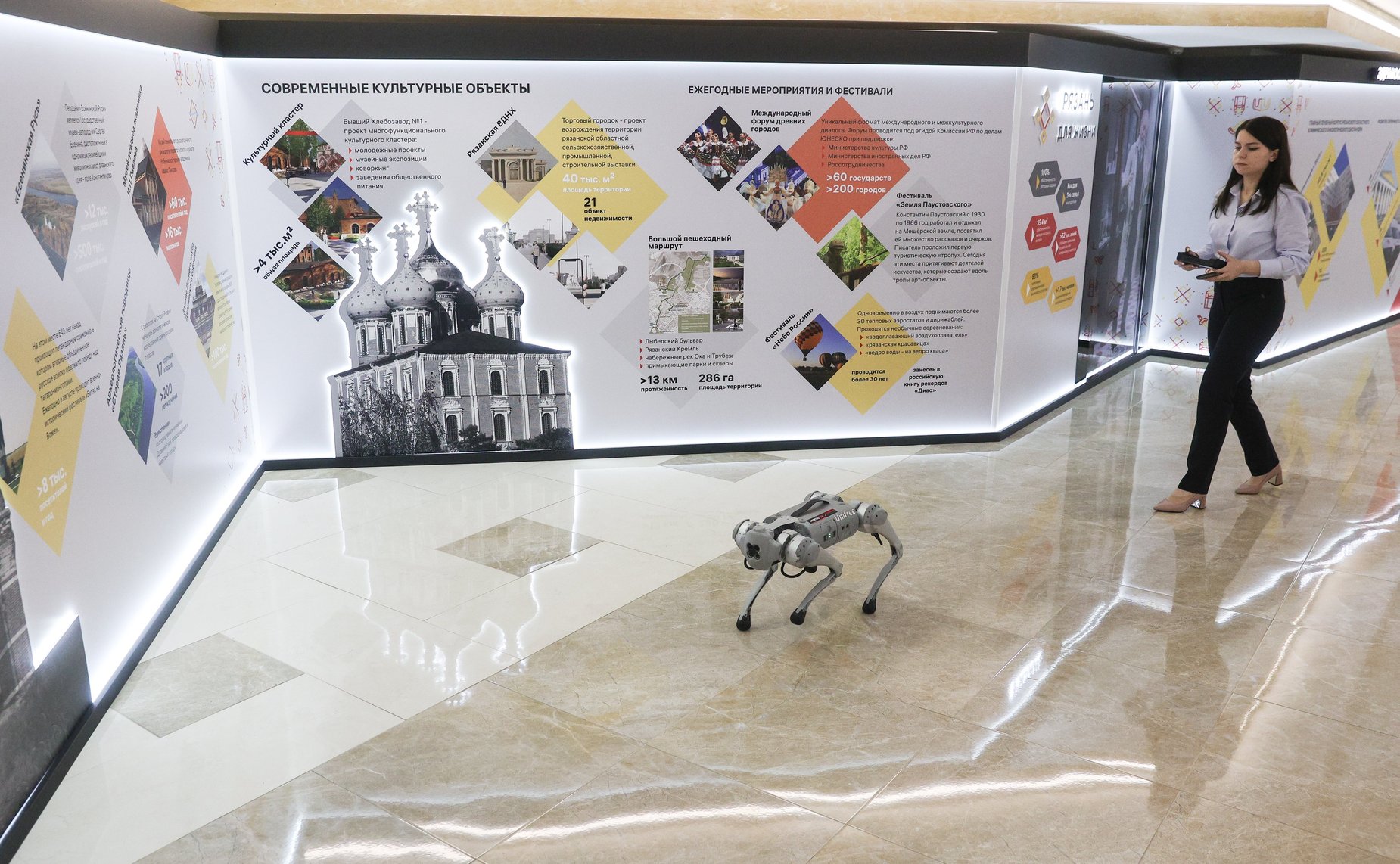 Валентина Матвиенко и Павел Малков осмотрели выставку, посвященную истории и перспективам развития Рязанской области