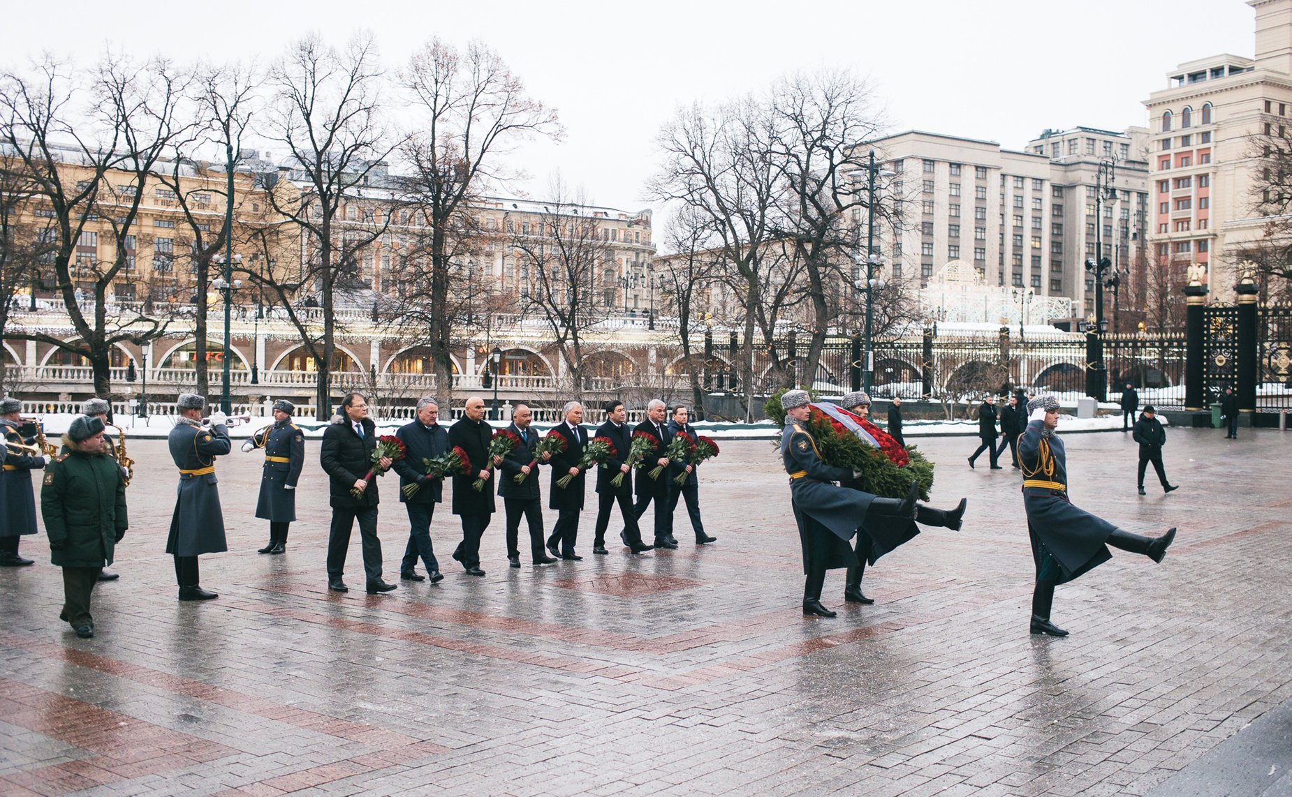 Церемония возложения венка и цветов к Могиле Неизвестного Солдата в Александровском саду, в которой вместе с главами парламентских делегаций стран – членов ПА ОДКБ принял участие Юрий Воробьев