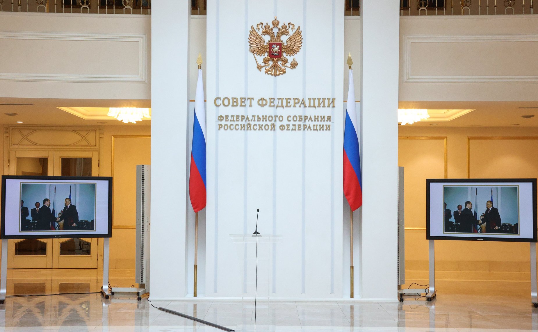 Валентина Матвиенко и Председатель Милли Меджлиса Азербайджанской Республики Сагиба Гафарова открыли в верхней палате российского парламента фотовыставку «В России часть моей души…», посвященную 100-летию со дня рождения Гейдара Алиева