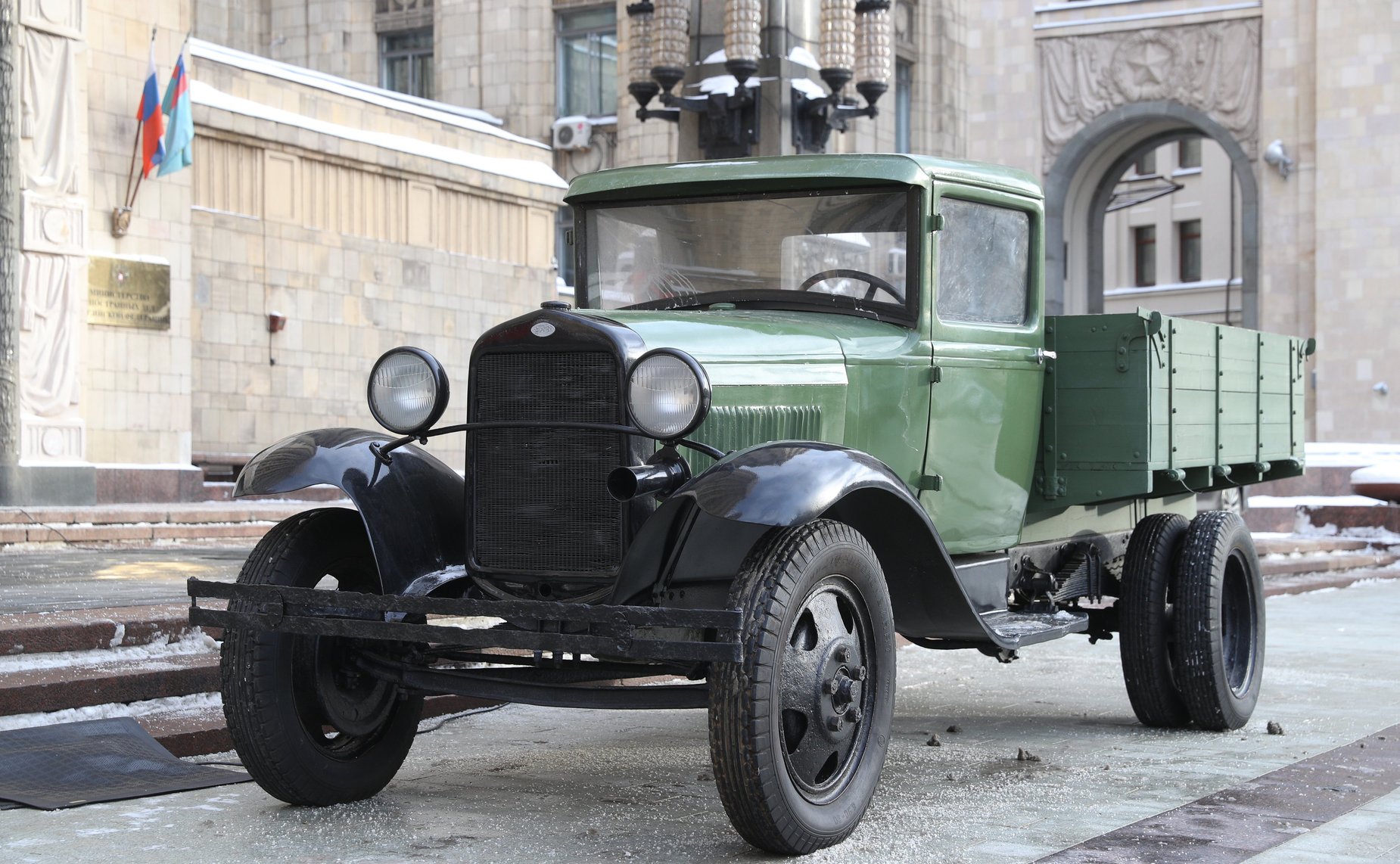 Сенаторы приняли участие в церемонии возложения цветов к «Полуторке» (ГАЗ АА)