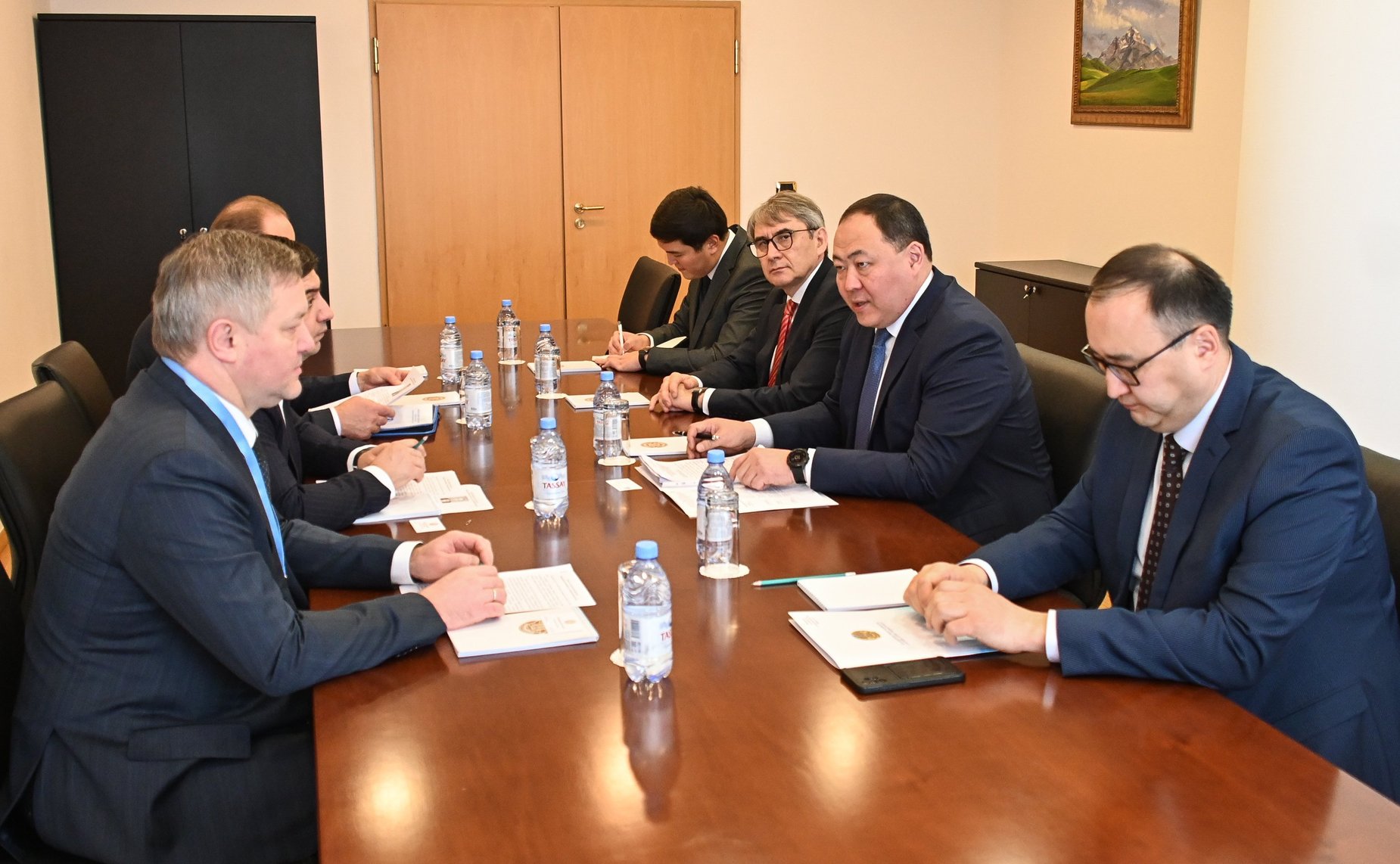 Сенаторы РФ приняли участие в наблюдении за проведением внеочередных выборов депутатов Мажилиса Парламента Республики Казахстан в составе миссий международных наблюдателей