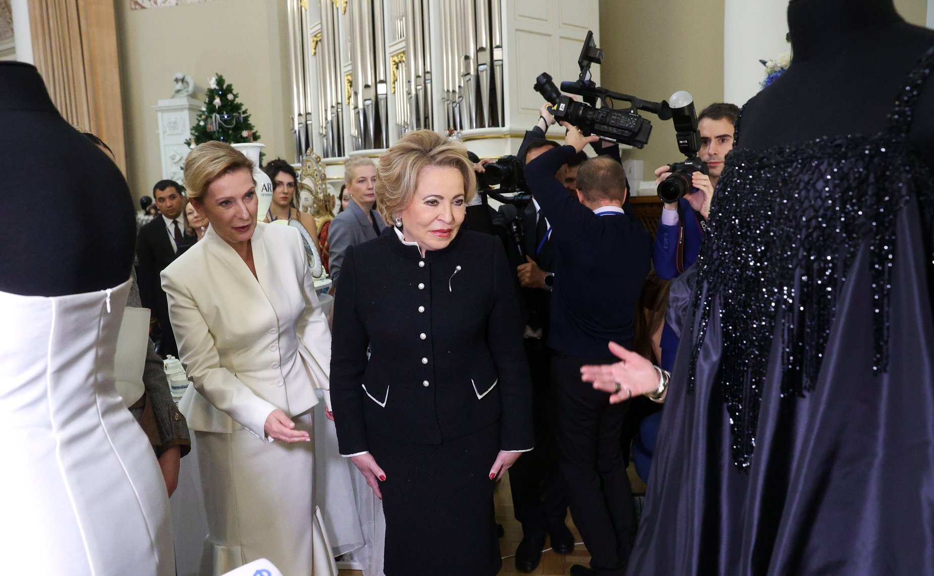 Валентина Матвиенко и Огулджахан Атабаева вместе осмотрели экспозиции Туркменистана и других стран на площадке IV Международного форума «Содружество моды»