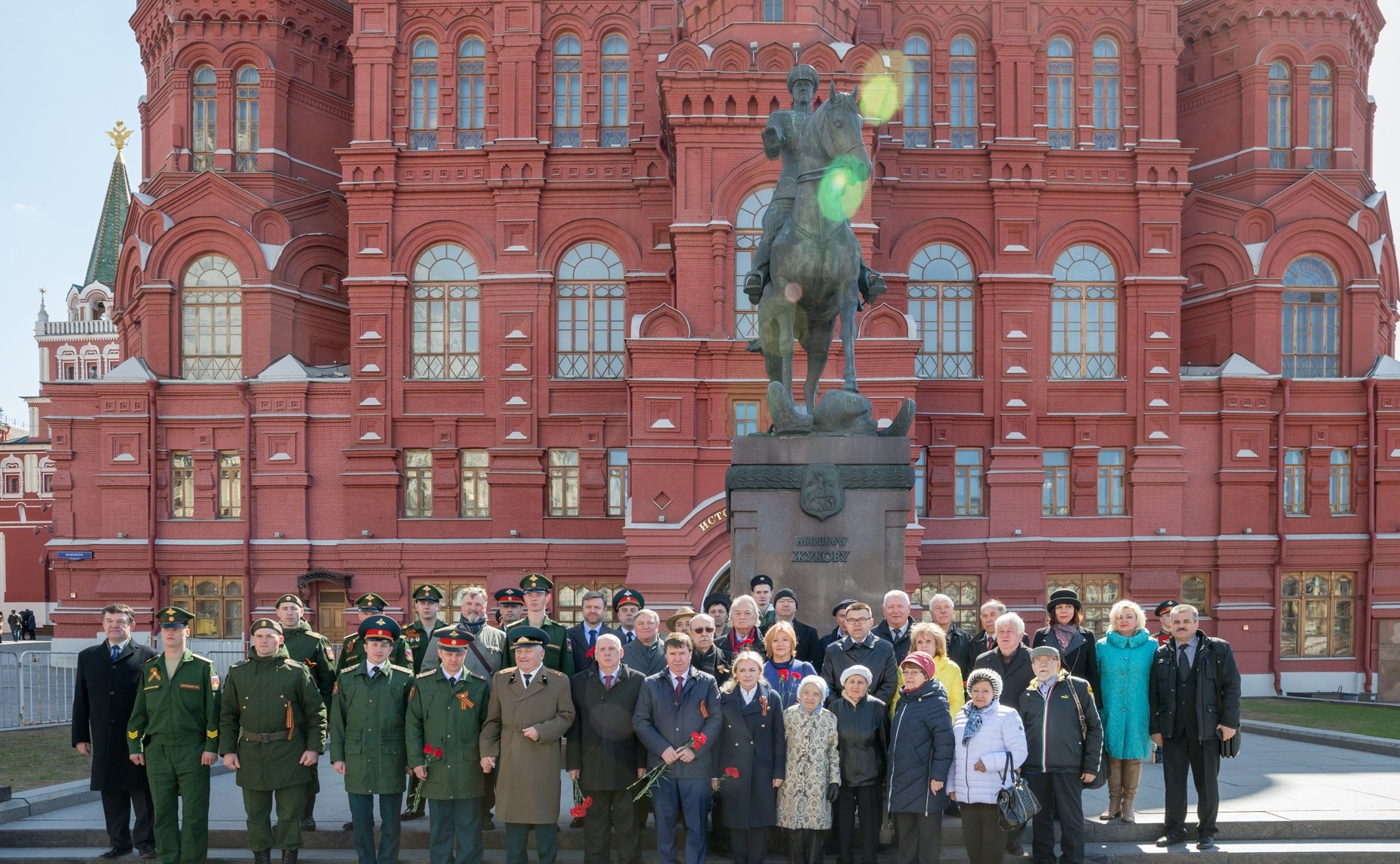 С. Цеков и О. Ковитиди приняли участие в возложении венков к могиле Неизвестного солдата в день годовщины освобождения Крыма от немецко-фашистских захватчиков